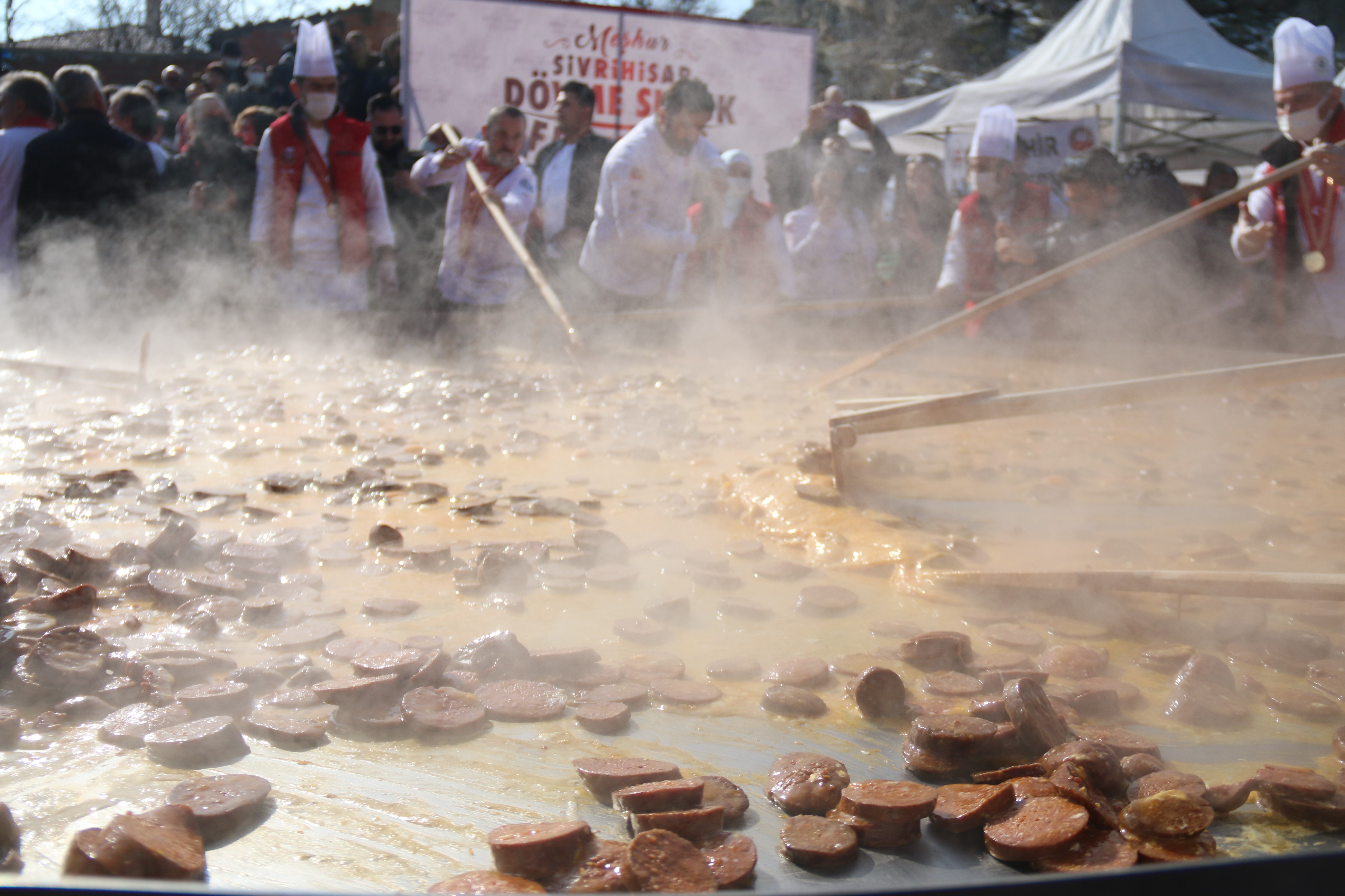 Dünyanın en büyük sucuklu yumurtası için 450 kilogram sucuk ve 3 bin yumurta kullanıldı