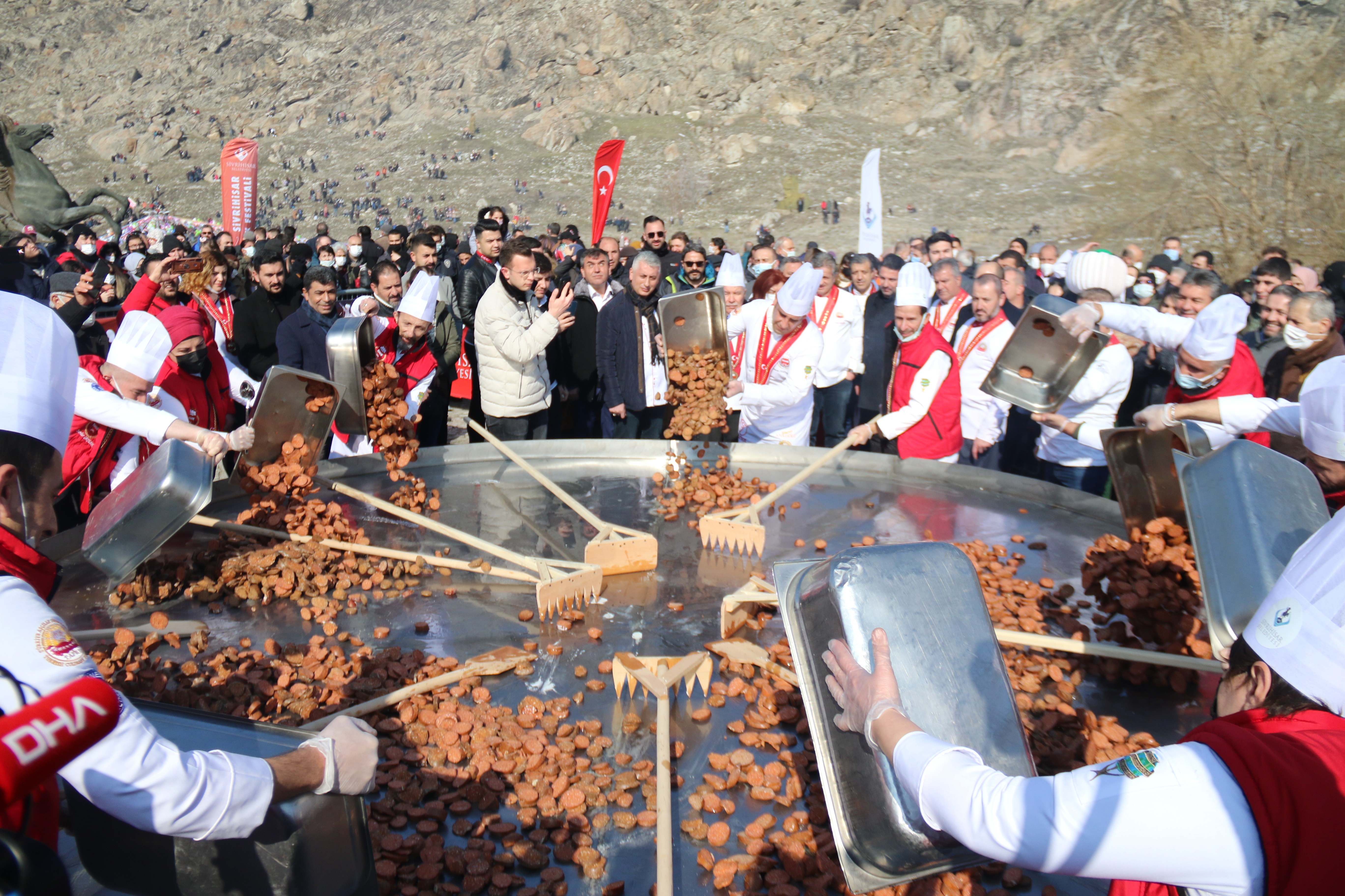 Dünyanın en büyük sucuklu yumurtası için 450 kilogram sucuk ve 3 bin yumurta kullanıldı