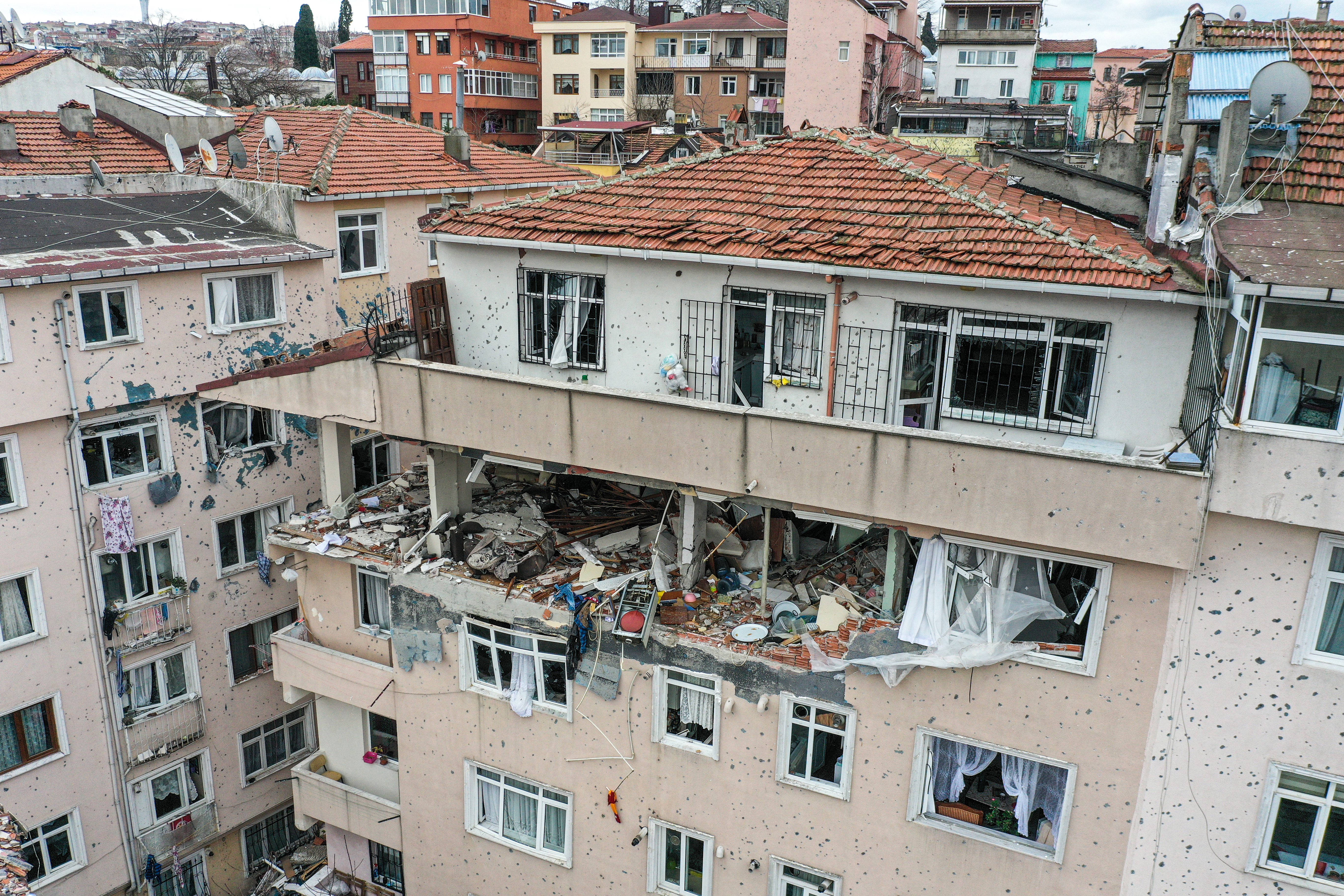 Üsküdar'da patlama! Binalar tahliye edildi, yaralılar var