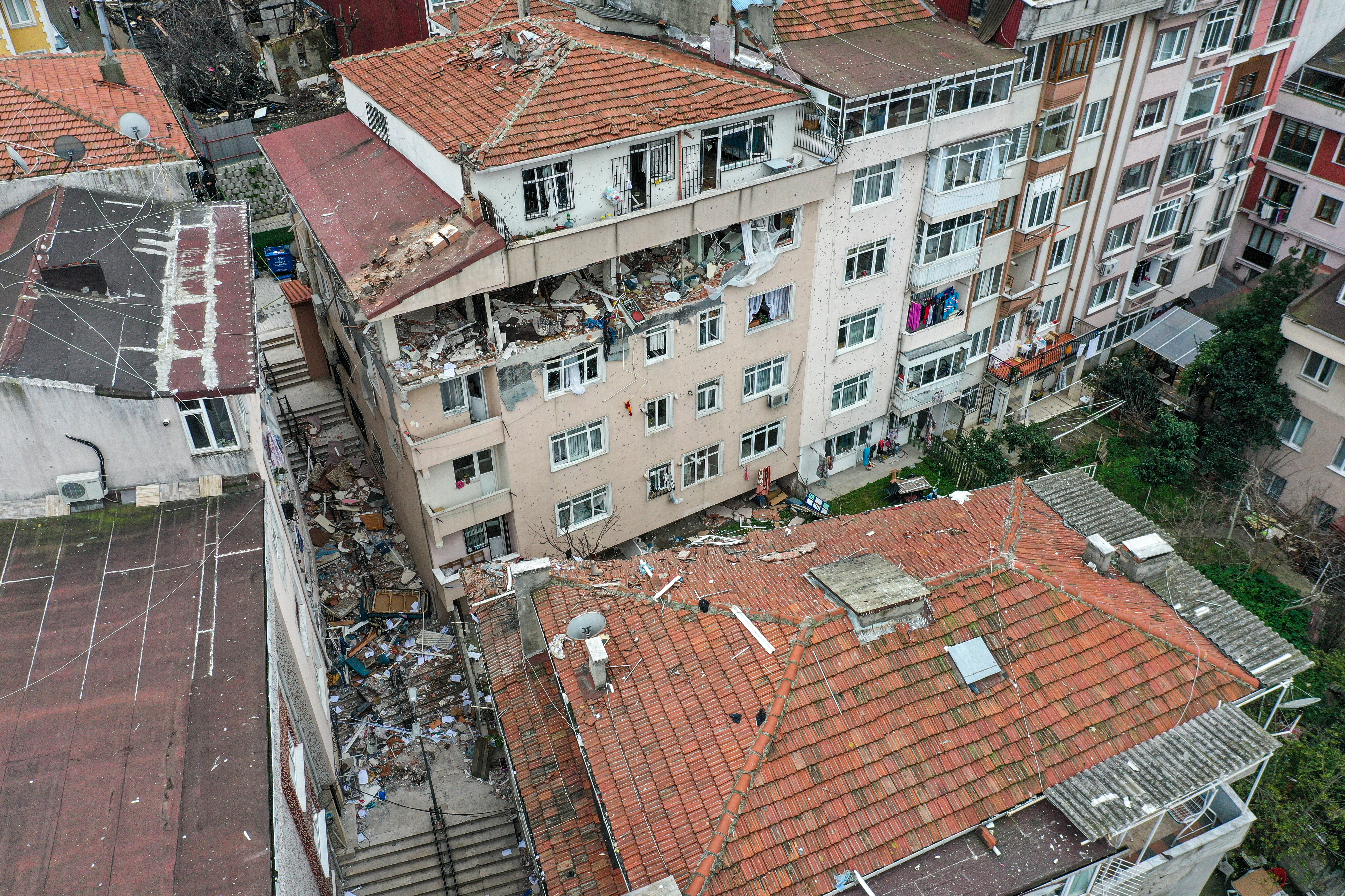 Üsküdar'da patlama! Binalar tahliye edildi, yaralılar var