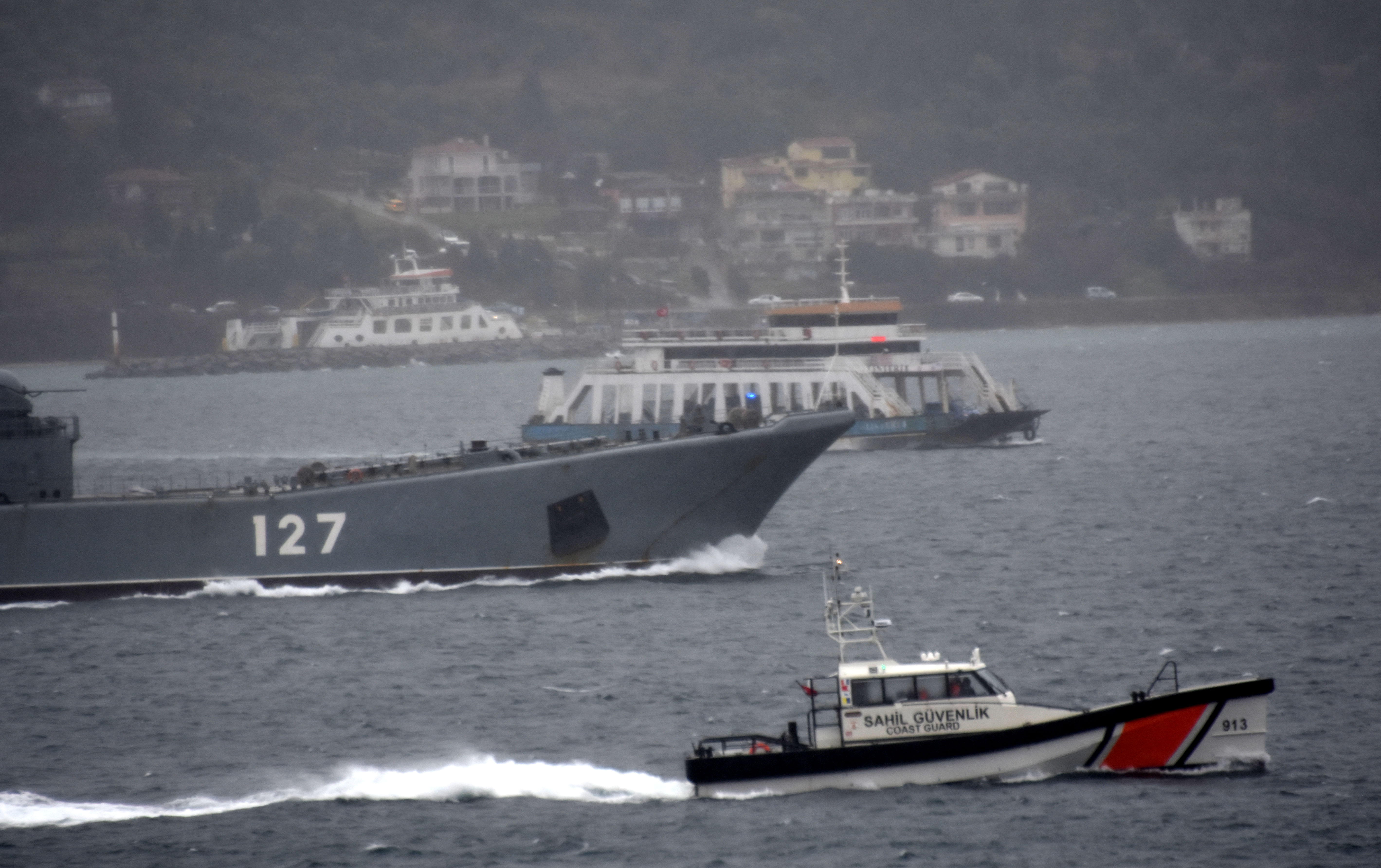 3 Rus savaş gemisi Çanakkale Boğazı'ndan geçip Karadeniz'e yol aldı