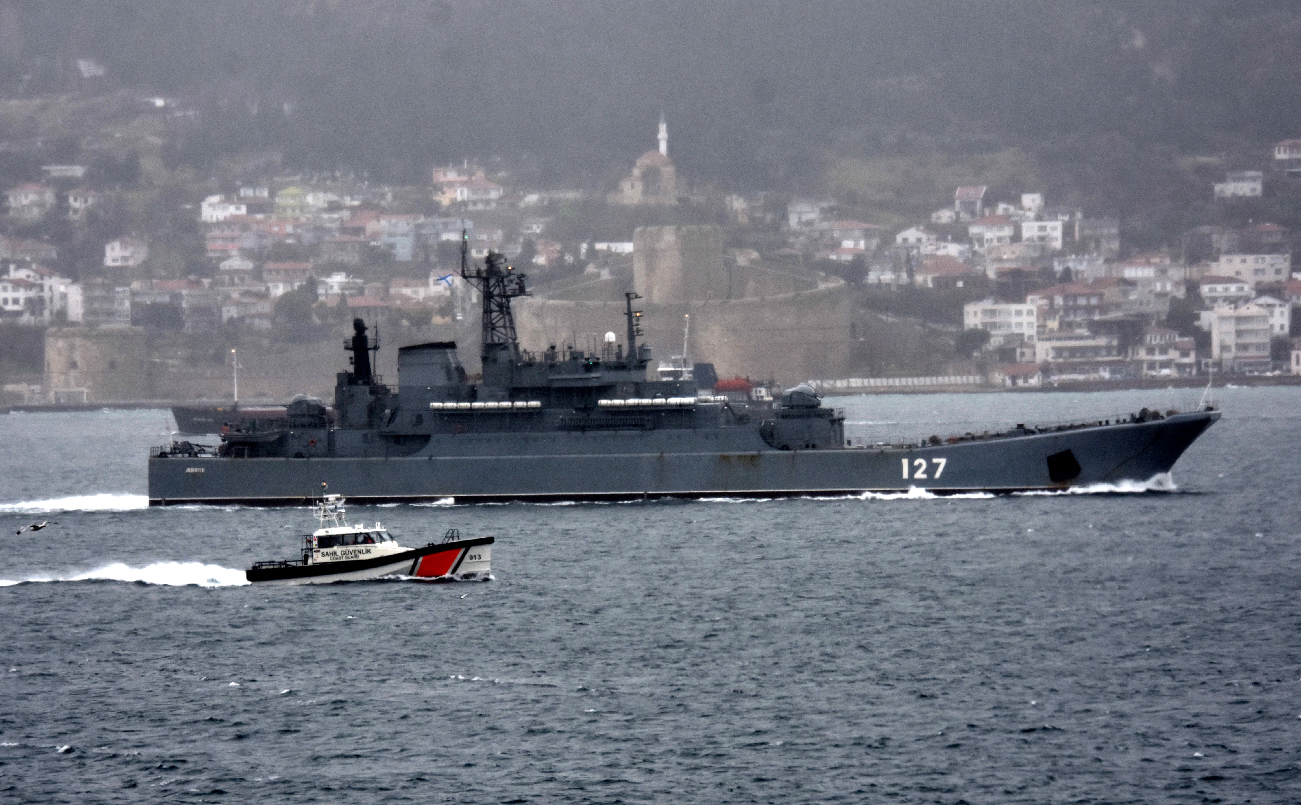 3 Rus savaş gemisi Çanakkale Boğazı'ndan geçip Karadeniz'e yol aldı