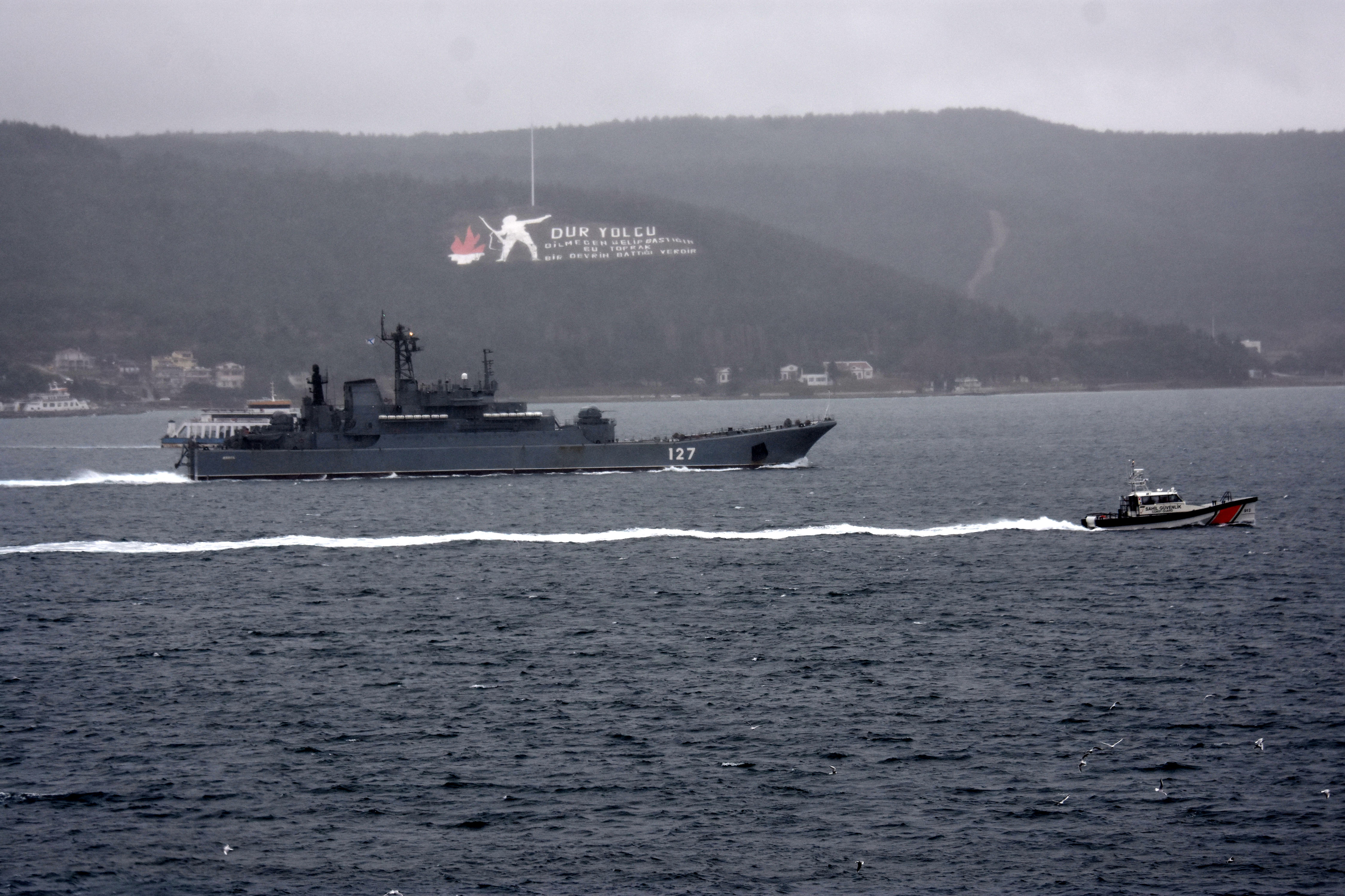 3 Rus savaş gemisi Çanakkale Boğazı'ndan geçip Karadeniz'e yol aldı