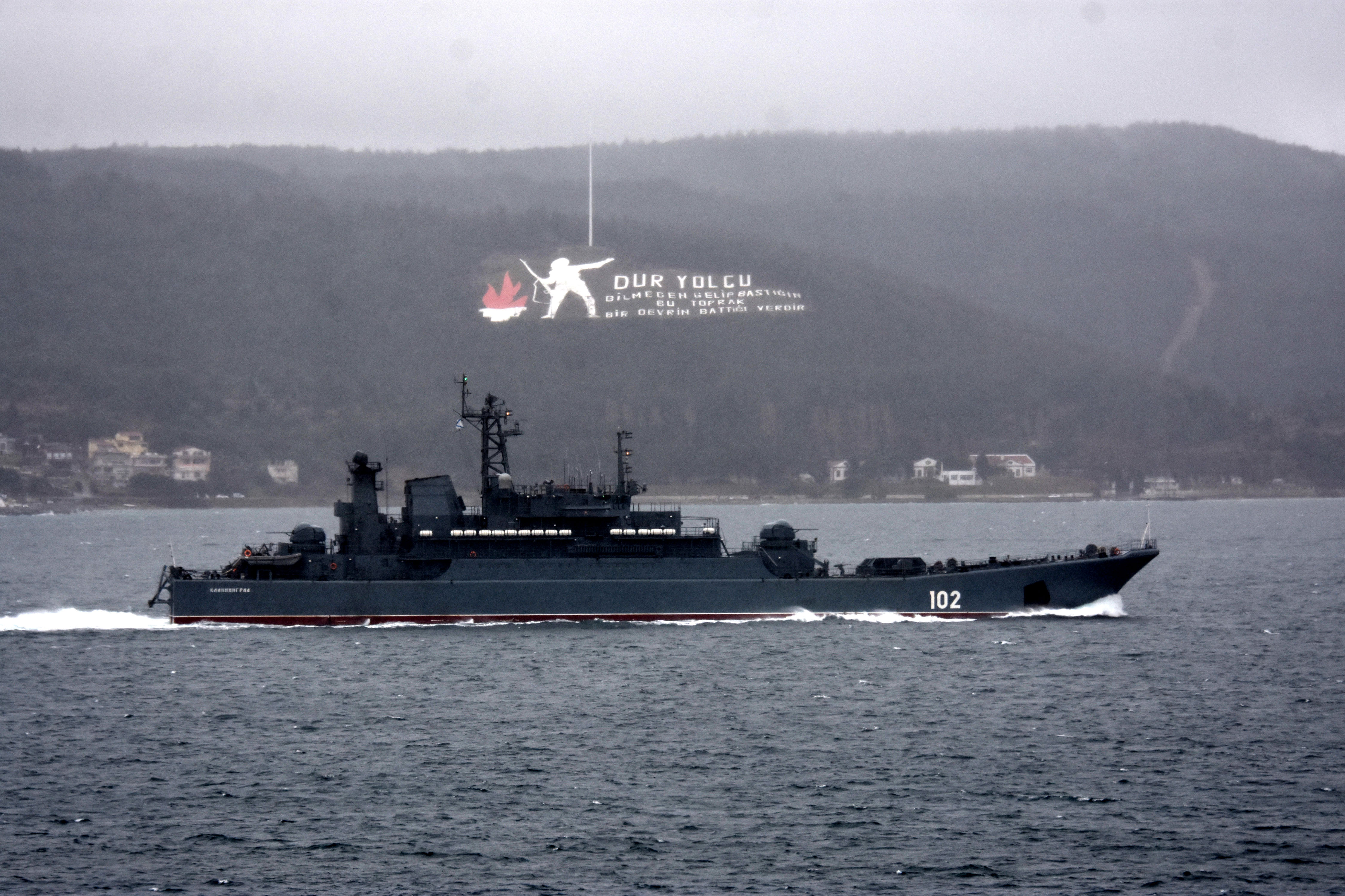 3 Rus savaş gemisi Çanakkale Boğazı'ndan geçip Karadeniz'e yol aldı