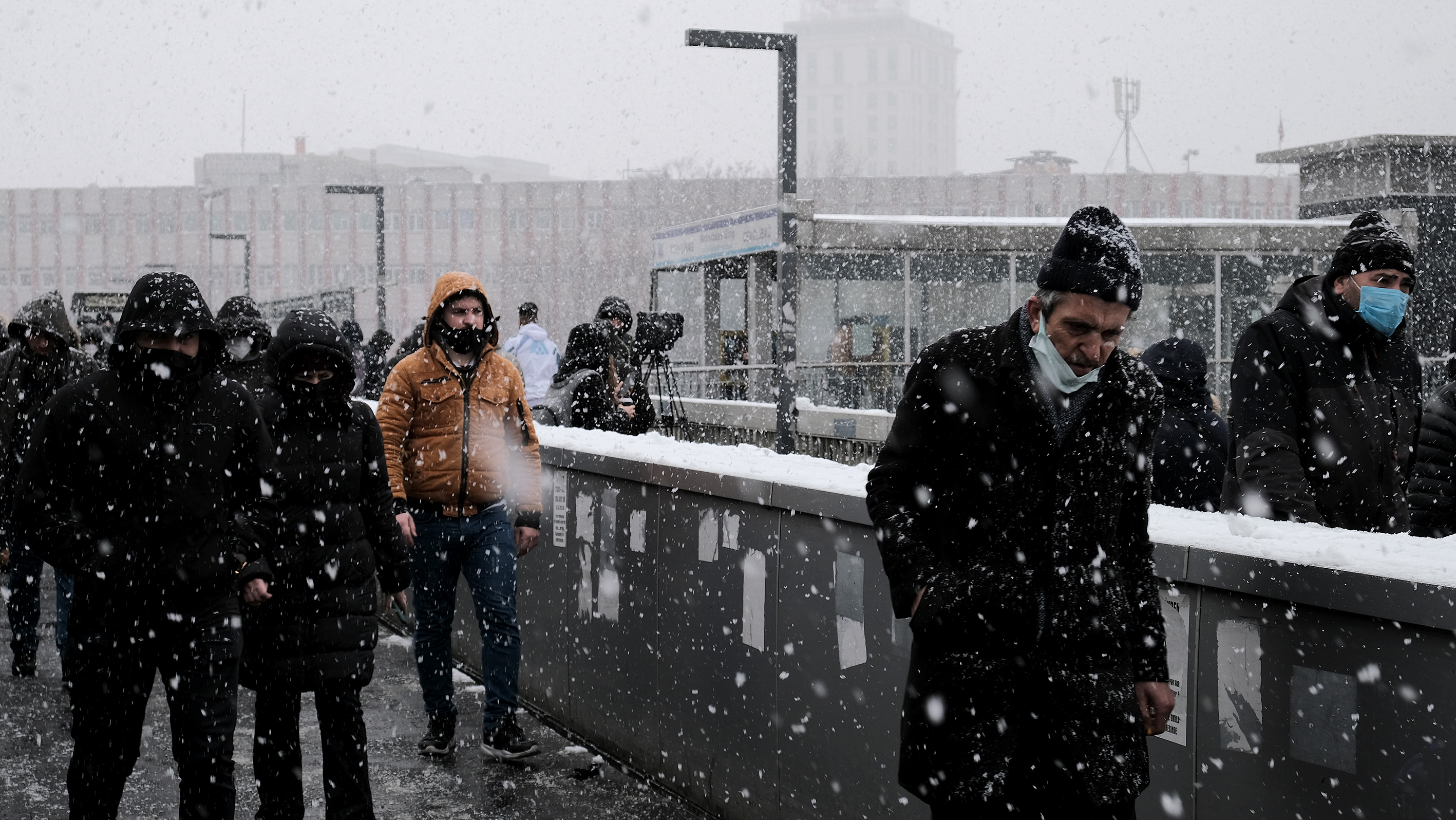 Günlerdir uyarı üstüne uyarı yapılan İstanbul’da kar başladı