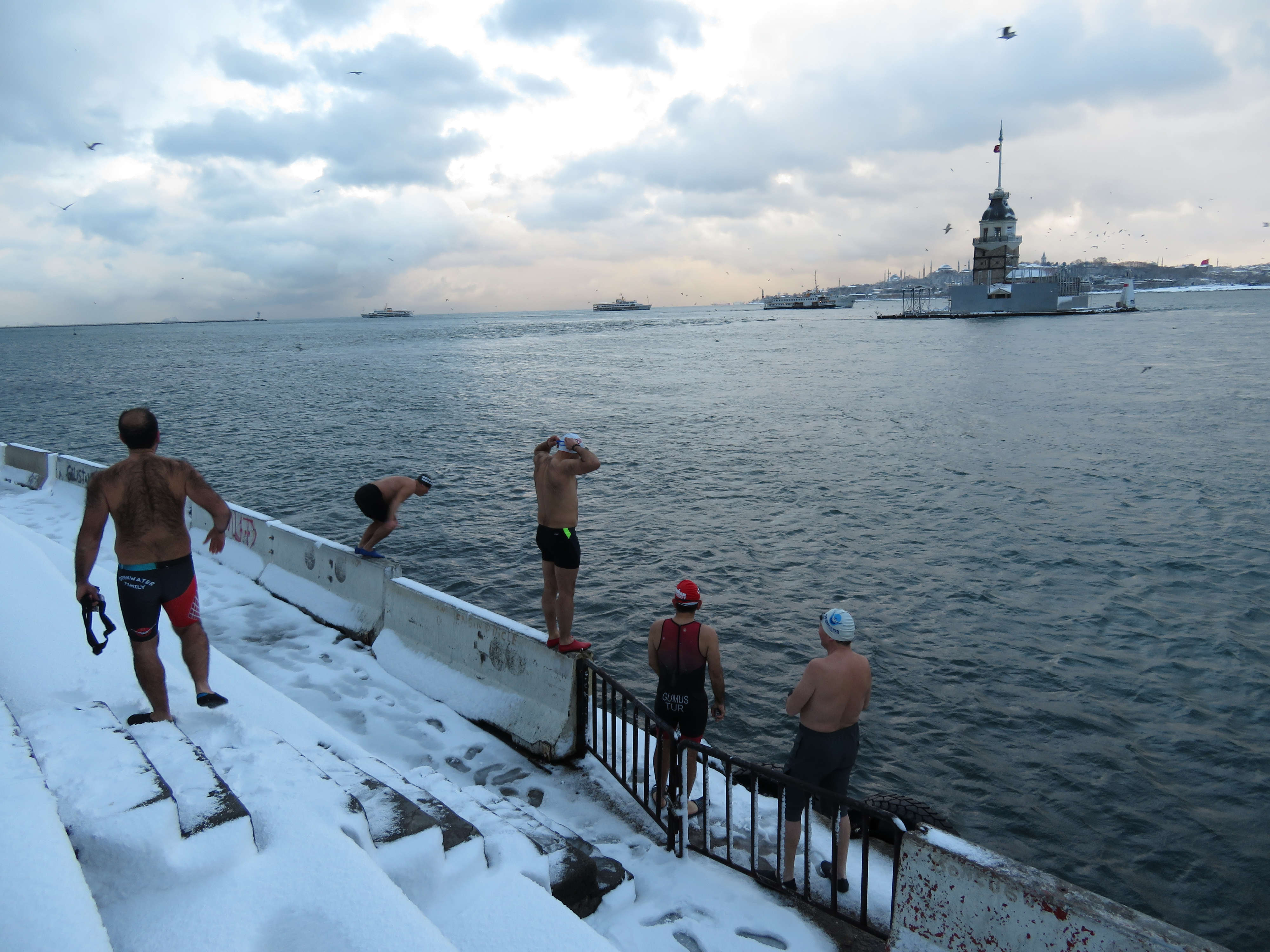 Üsküdar'da buz gibi havada denize atladılar (11 Mart 2022)