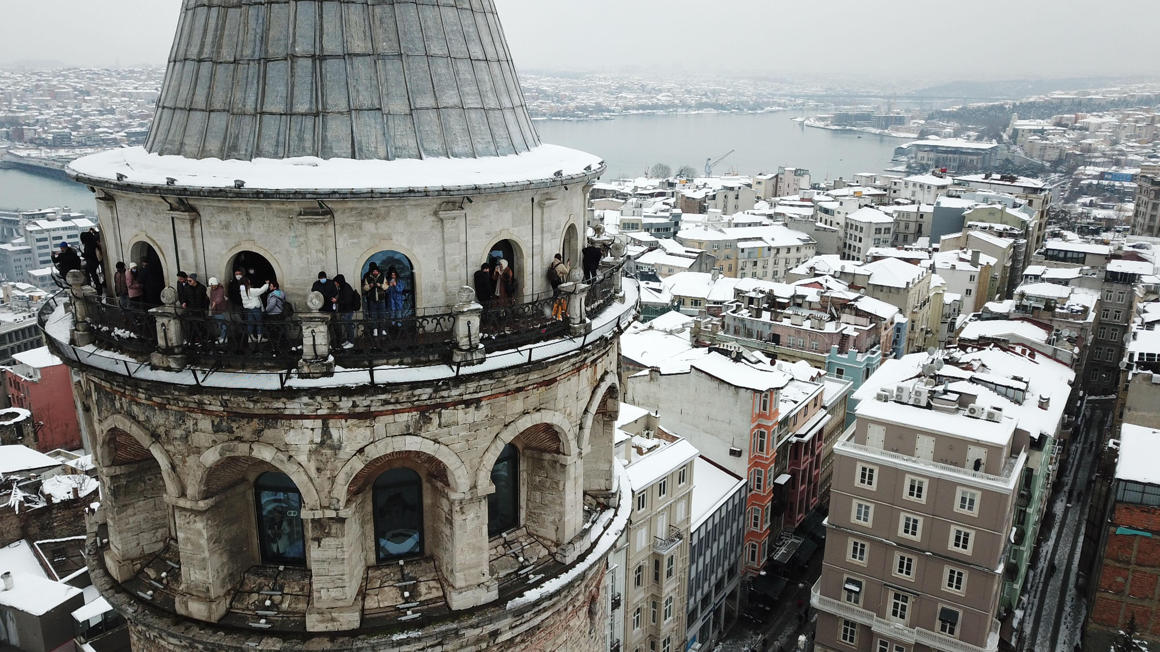 Beyaza bürünen Galata Kulesi ve Tarihi Yarımada havadan görüntülendi