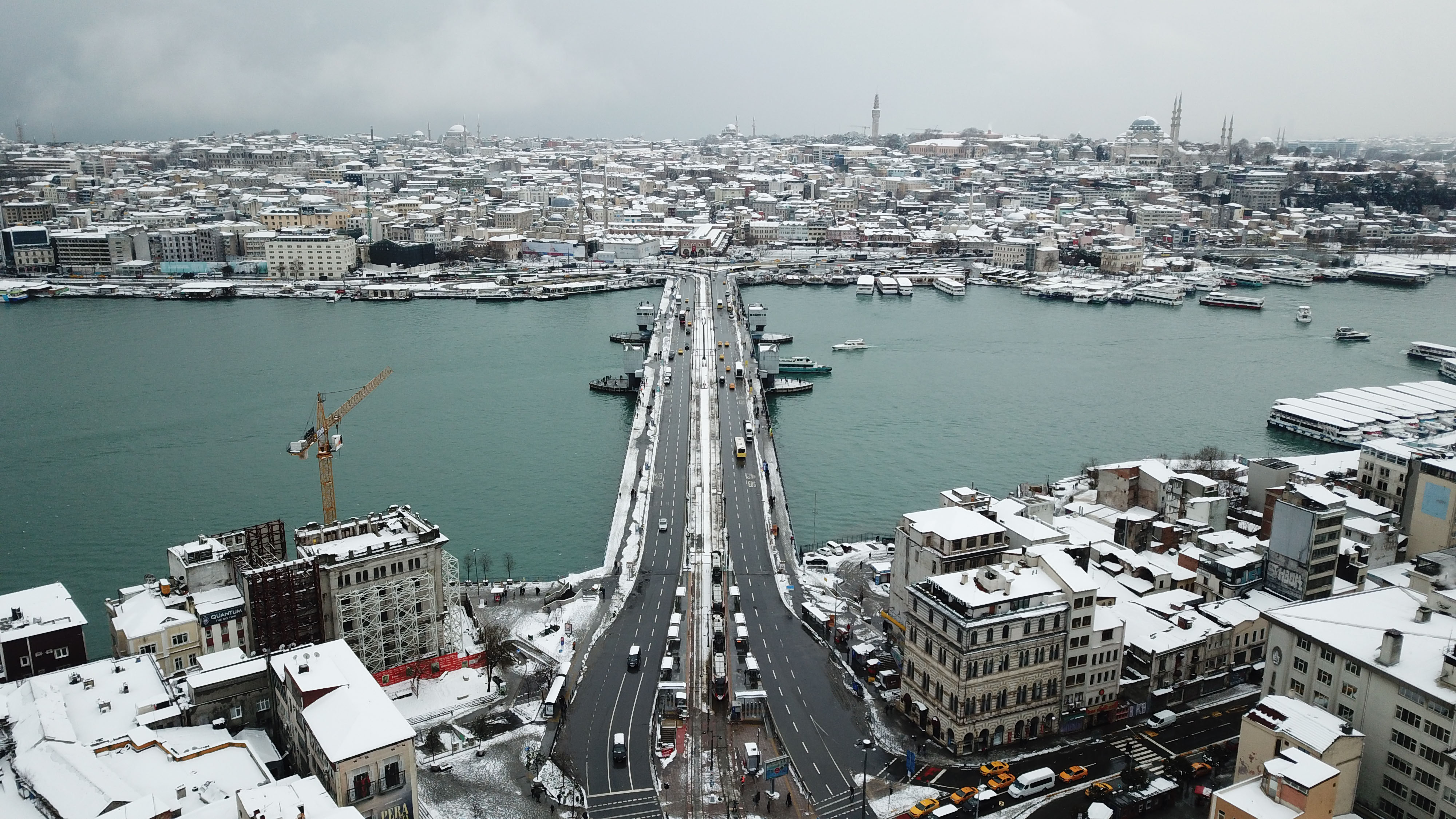 Beyaza bürünen Galata Kulesi ve Tarihi Yarımada havadan görüntülendi