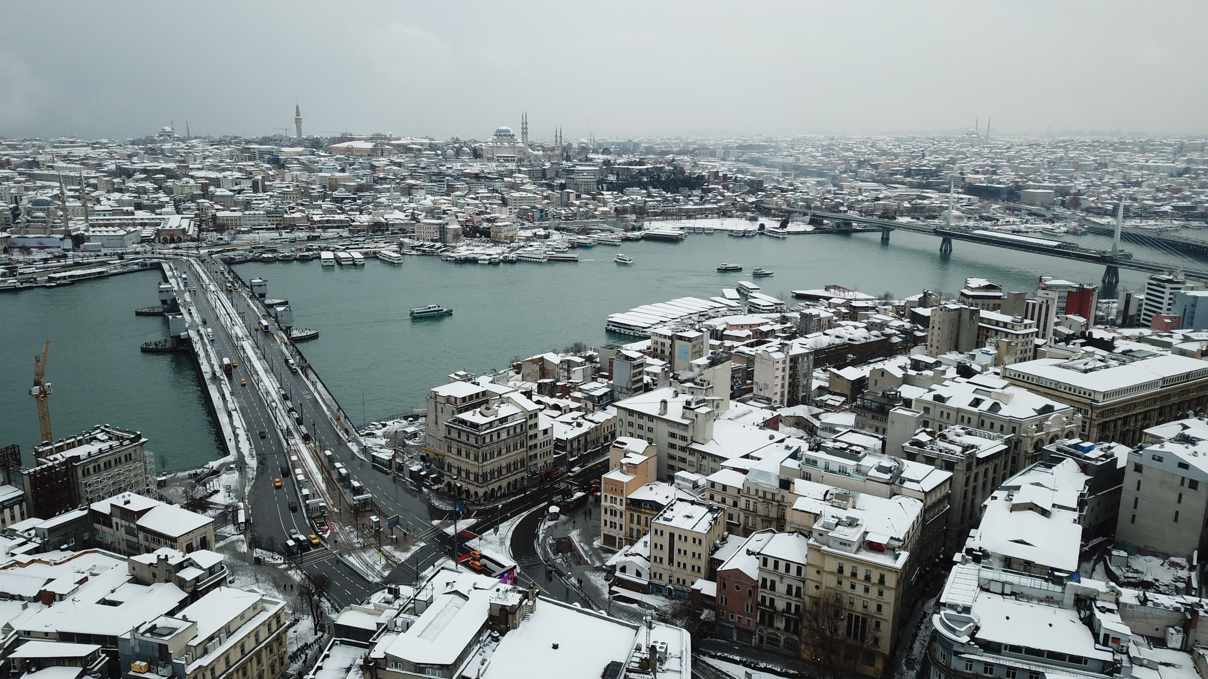 Beyaza bürünen Galata Kulesi ve Tarihi Yarımada havadan görüntülendi