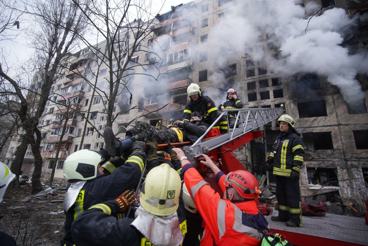 Rus birlikleri Kiev’de bir apartmanı vurdu: 2 ölü, 12 yaralı