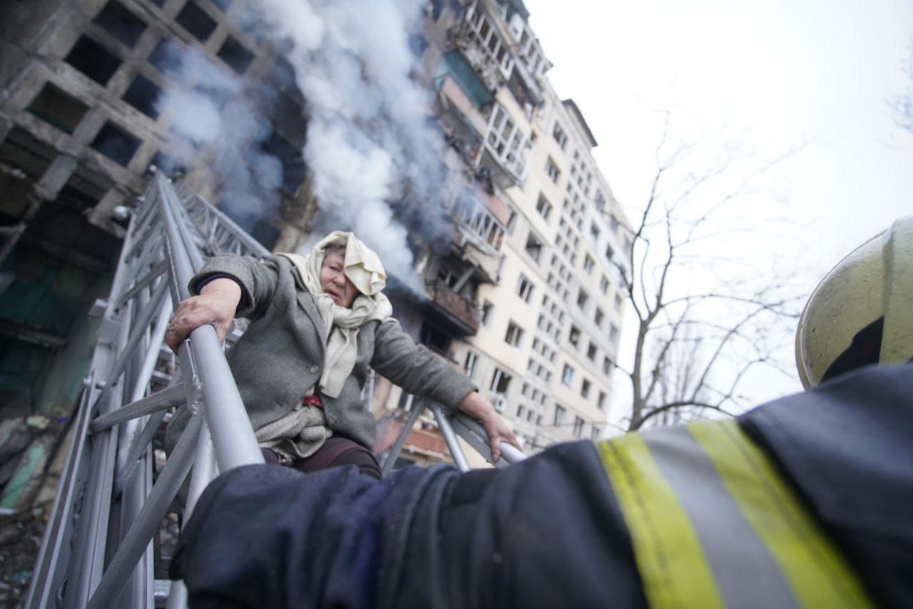 Rus birlikleri Kiev’de bir apartmanı vurdu: 2 ölü, 12 yaralı