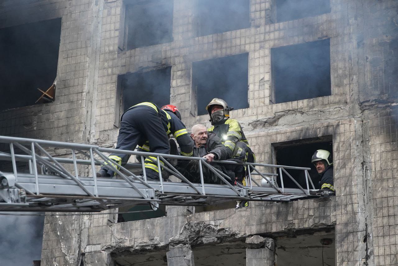 Rus birlikleri Kiev’de bir apartmanı vurdu: 2 ölü, 12 yaralı