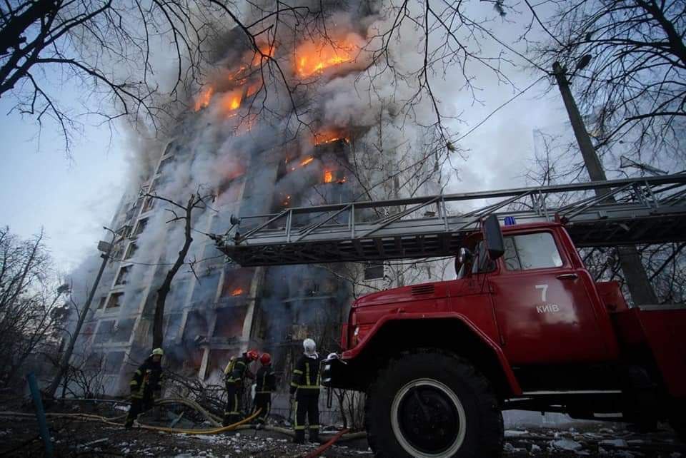 Rusya'nın Kiev'e saldırısında bir apartman daha ağır hasar gördü (15 Mart 2022)