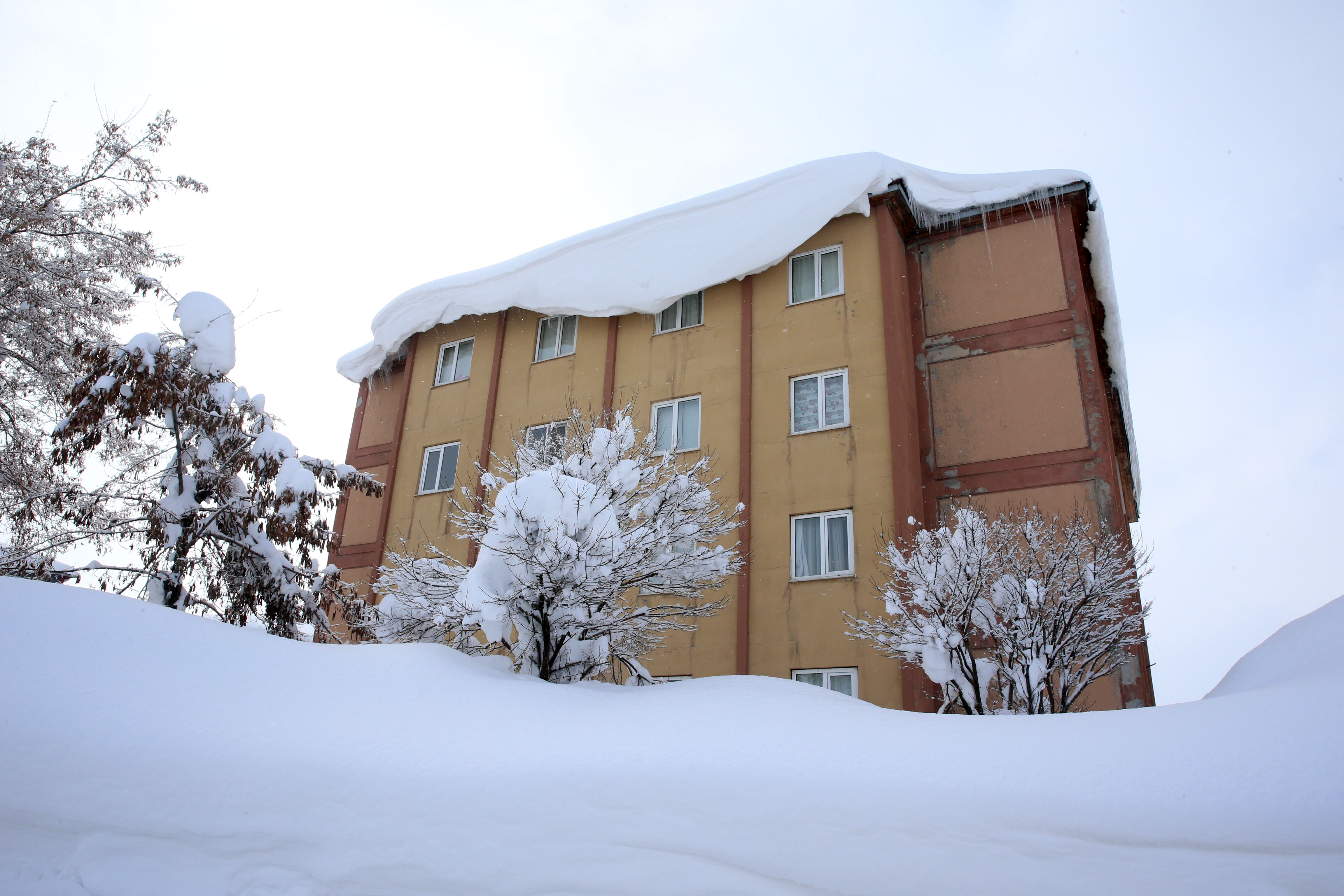 Bitlis’e kar kalınlığı 9 metreye yaklaştı