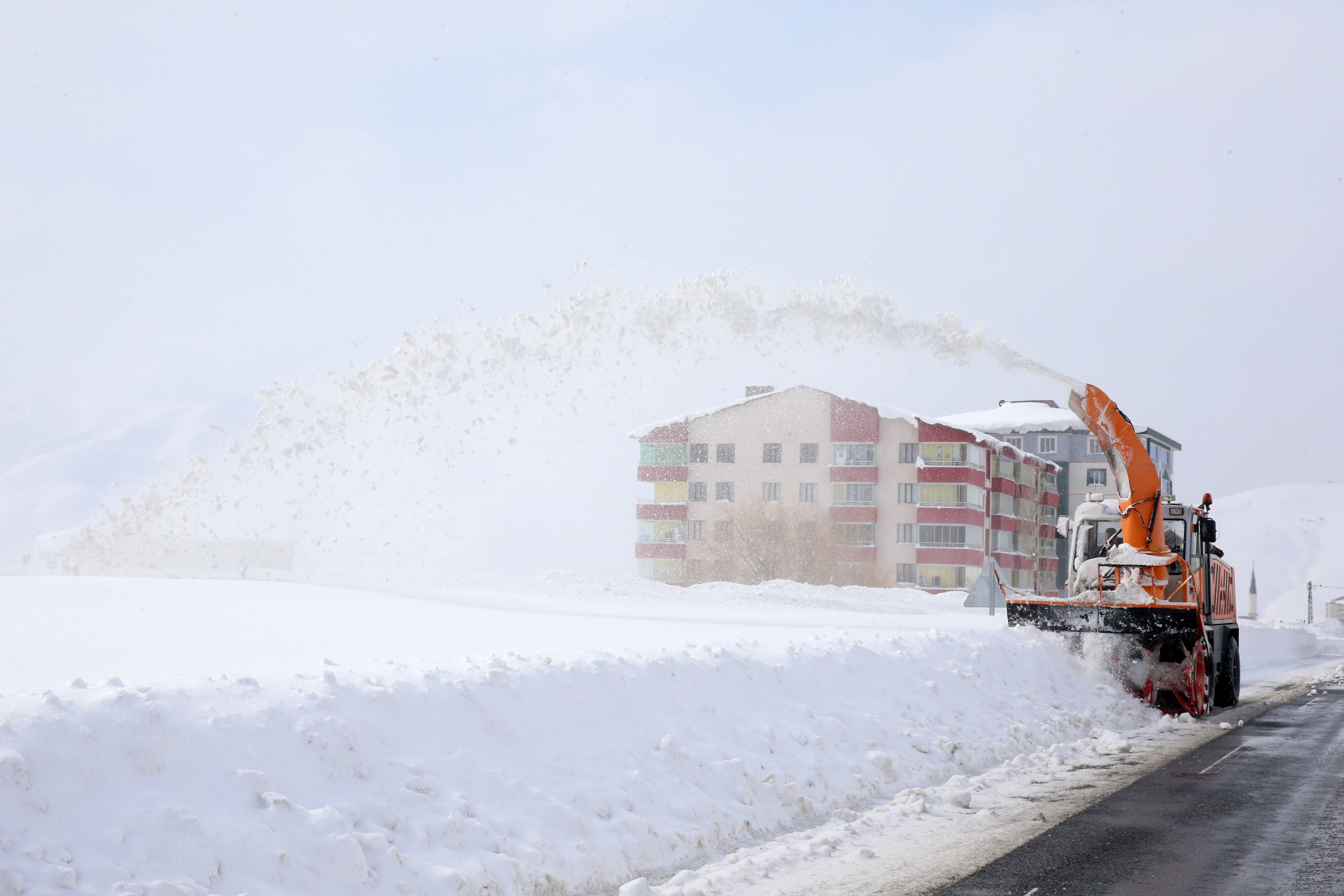 Bitlis’e kar kalınlığı 9 metreye yaklaştı