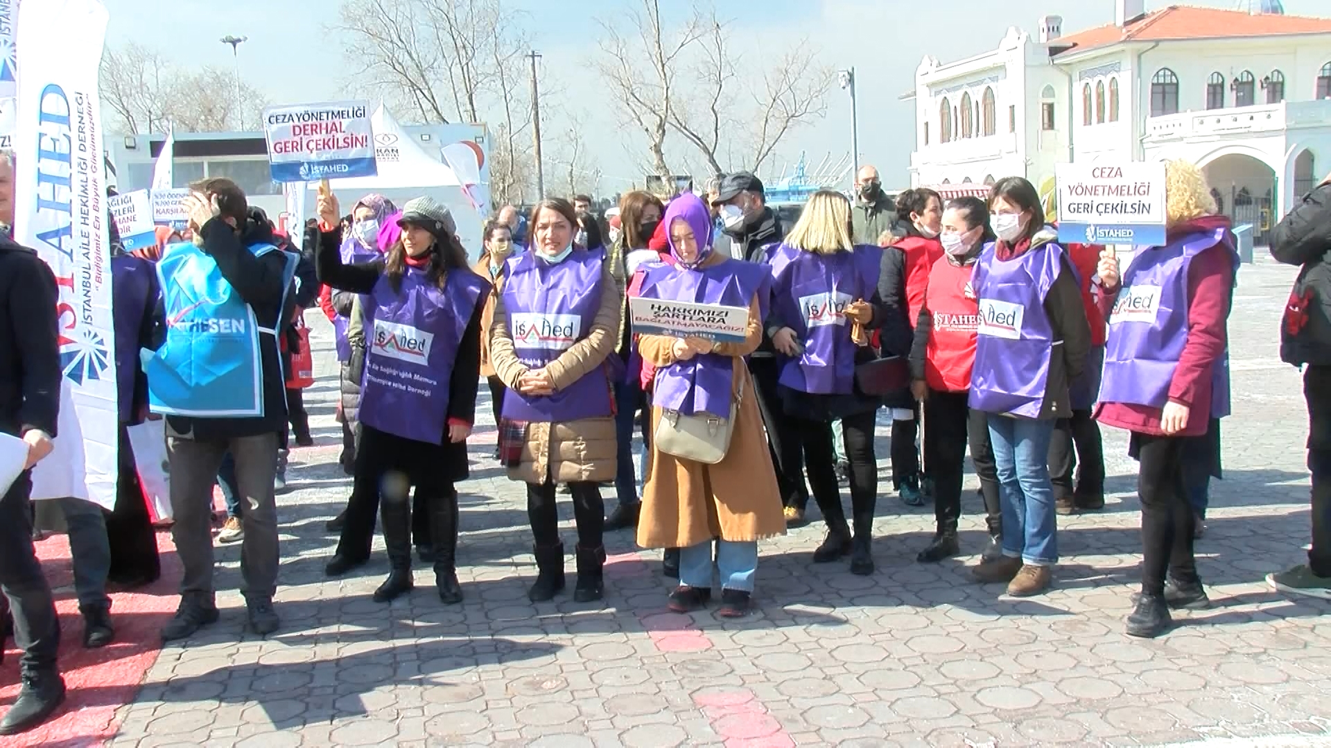 Sağlıkçılar hak için Kadıköy’de grevde! (15 Mart 2022)