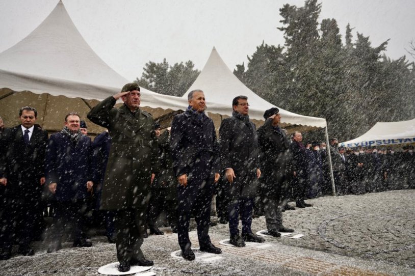 Çanakkale şehitleri kar yağışı altında anıldı