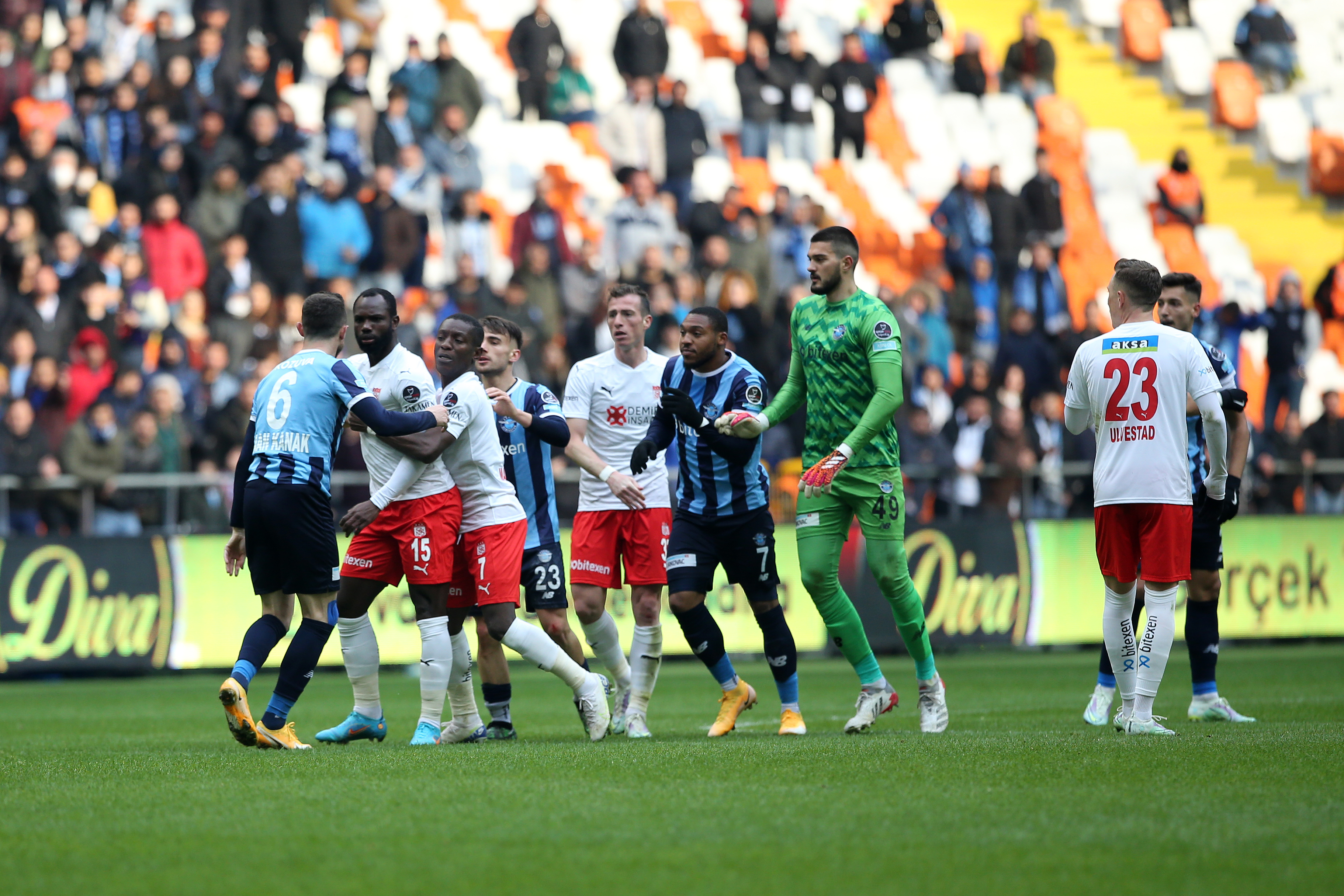 Adana Demirspor'da üç futbolcunun sözleşmesi feshedildi