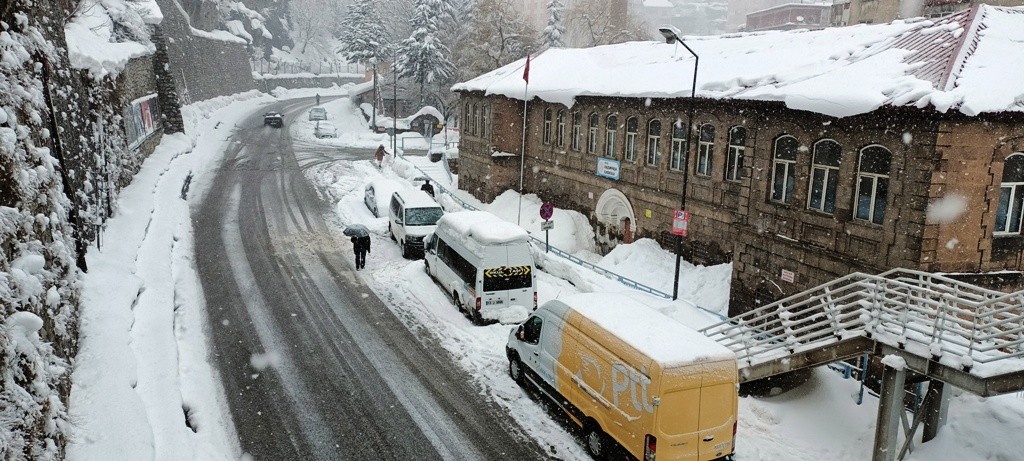 Bitlis'te bu kış 9 metrelik kar yağdı