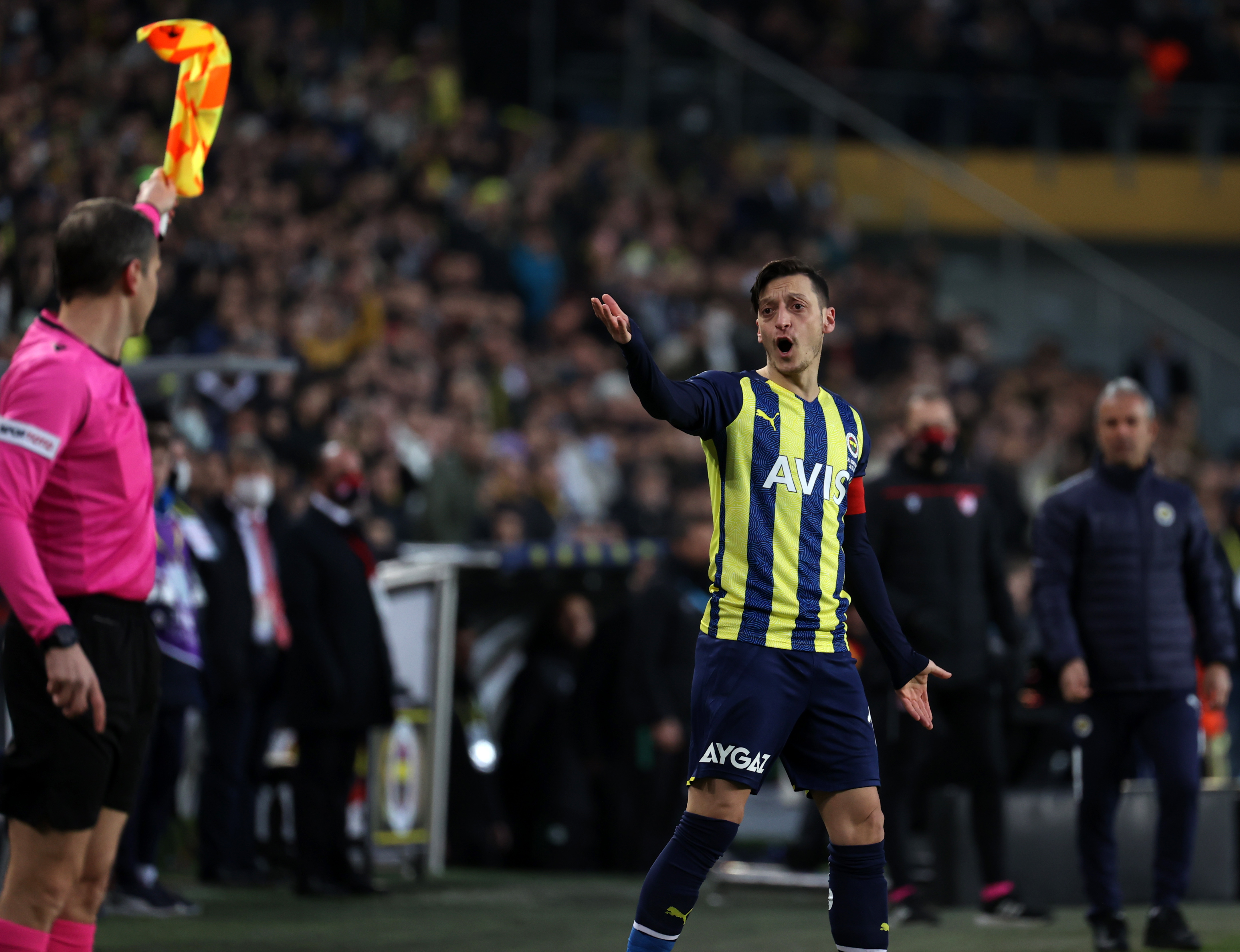 Fenerbahçe'de kadro dışı kalan Mesut Özil dünya basınında