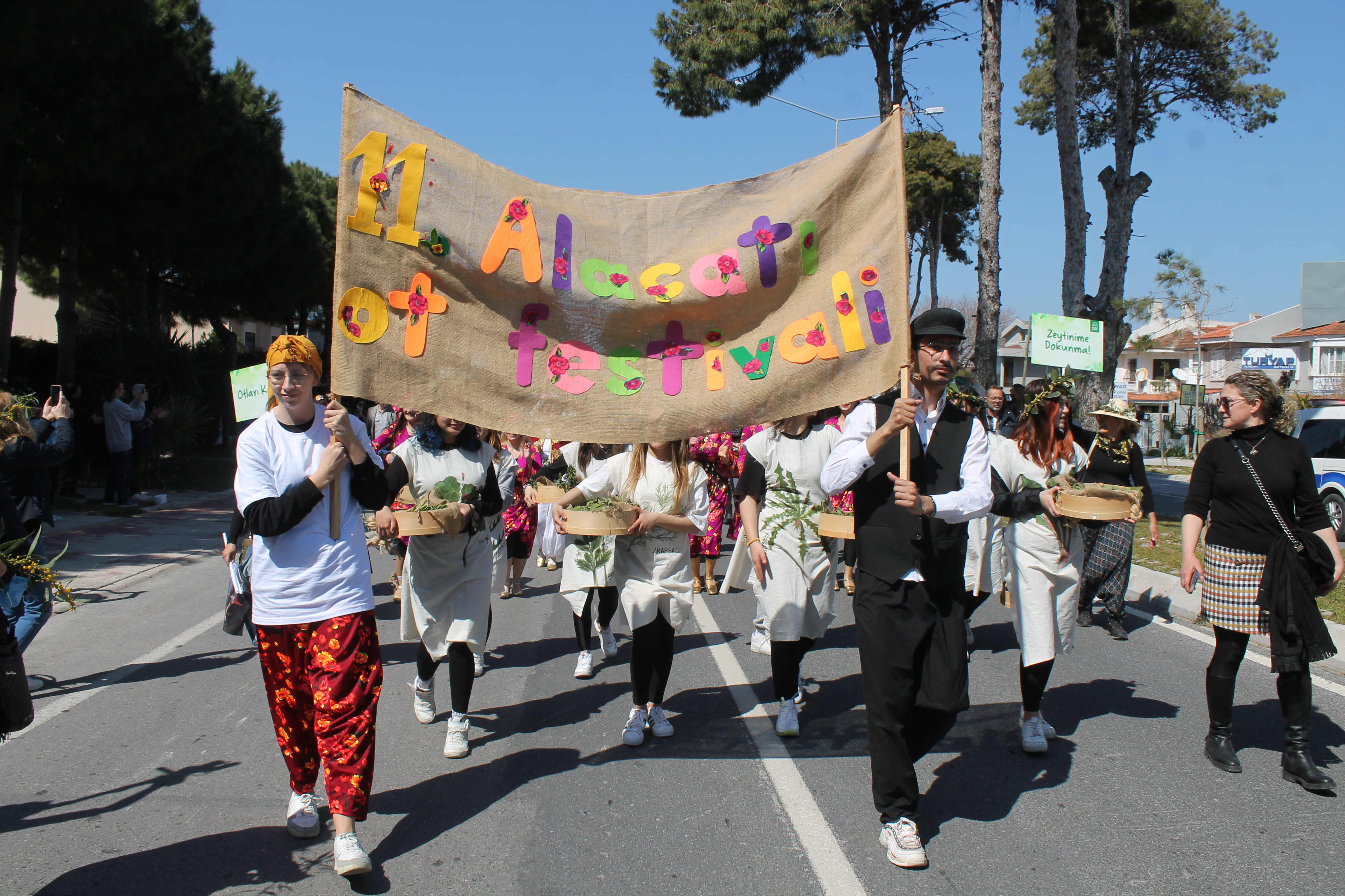 Alaçatı Ot Festivali'nde 'zeytinime dokunma' çağrısı