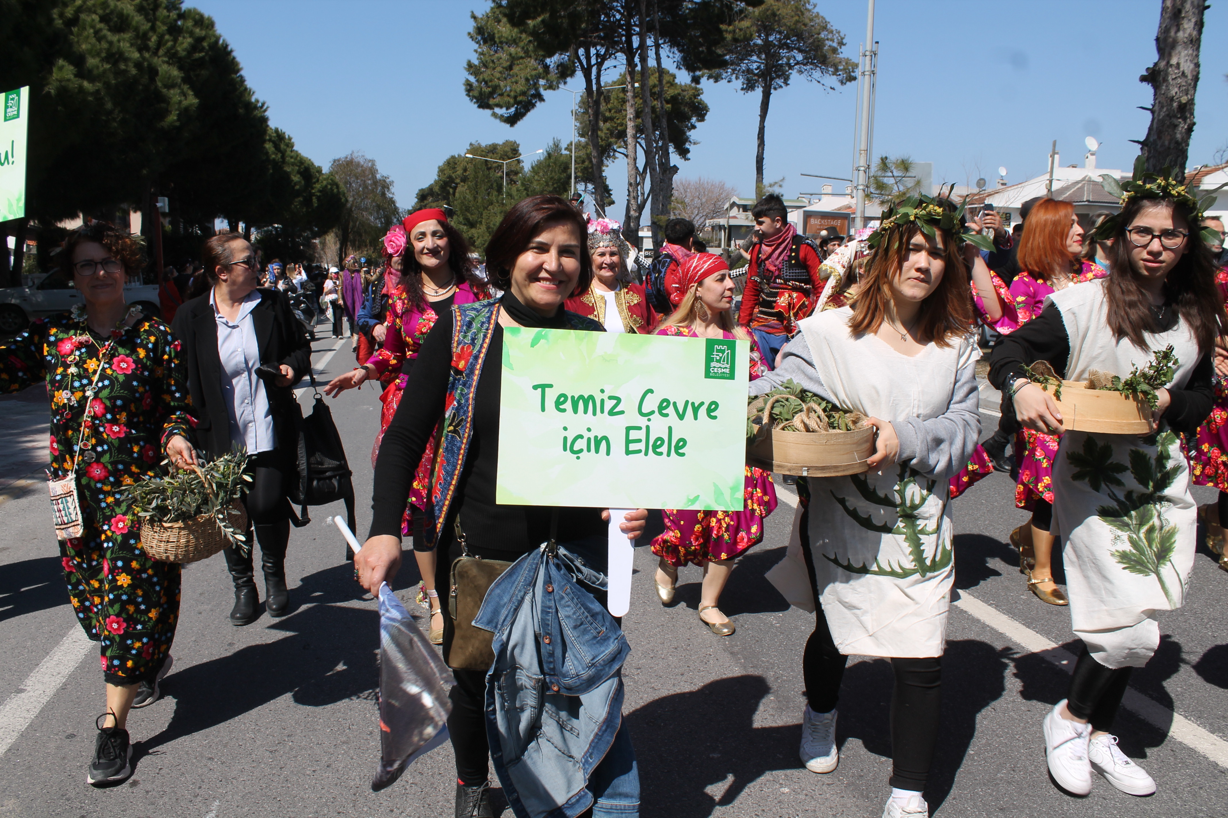 Alaçatı Ot Festivali'nde 'zeytinime dokunma' çağrısı