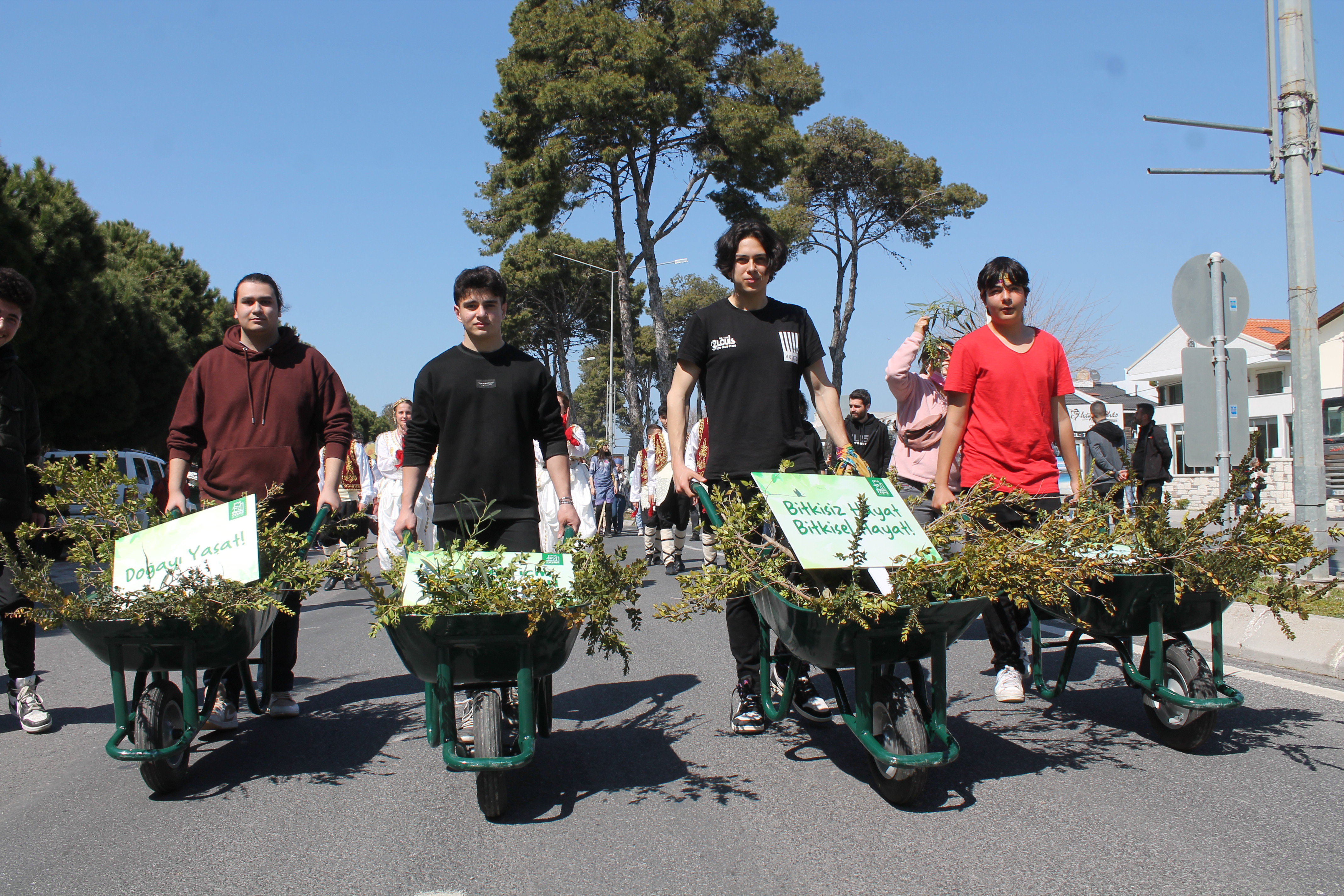 Alaçatı Ot Festivali'nde 'zeytinime dokunma' çağrısı