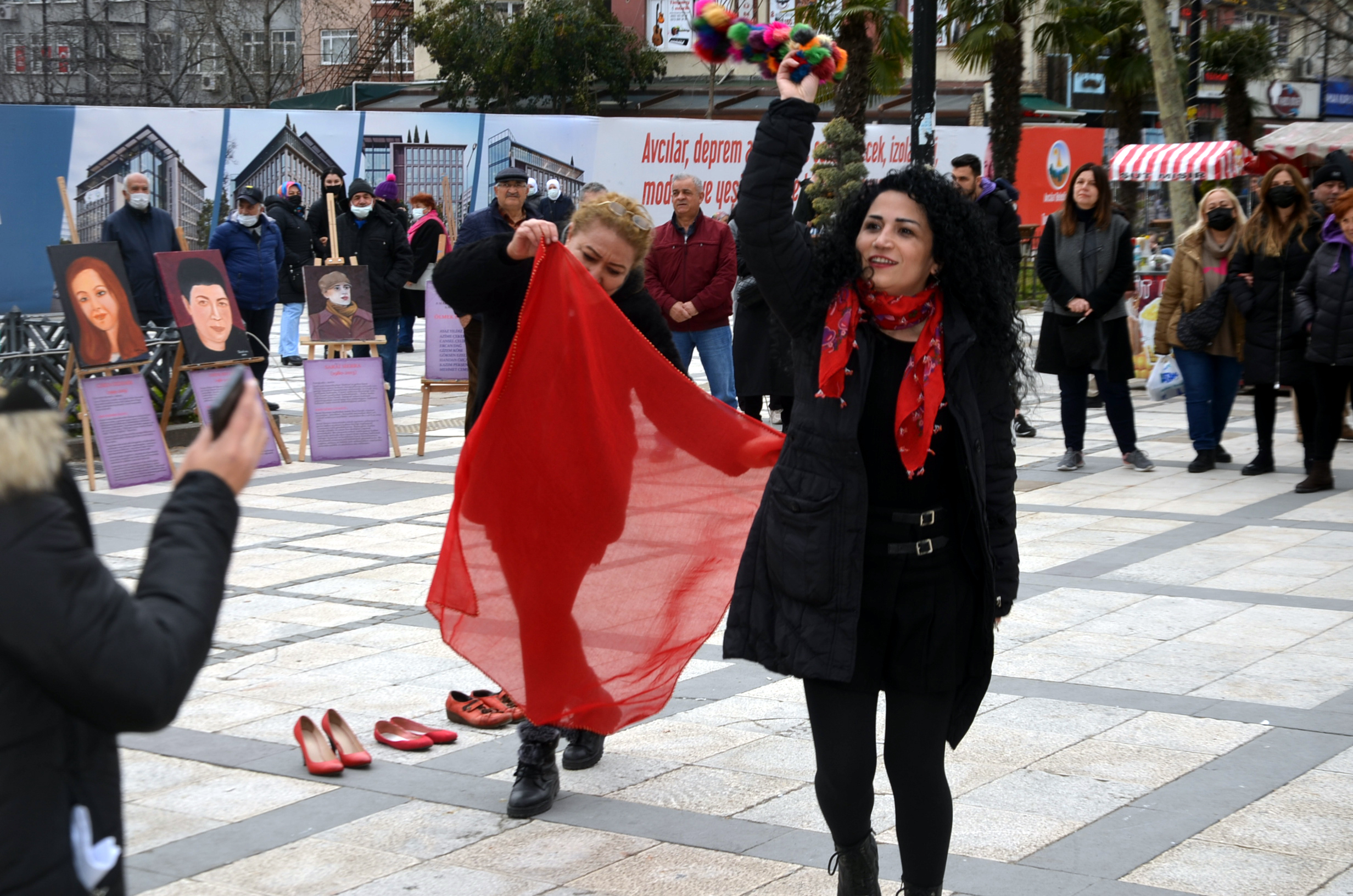 Öldürülen kadınları, sembolik olarak bıraktıkları ayakkabılar ve resimler ile andılar