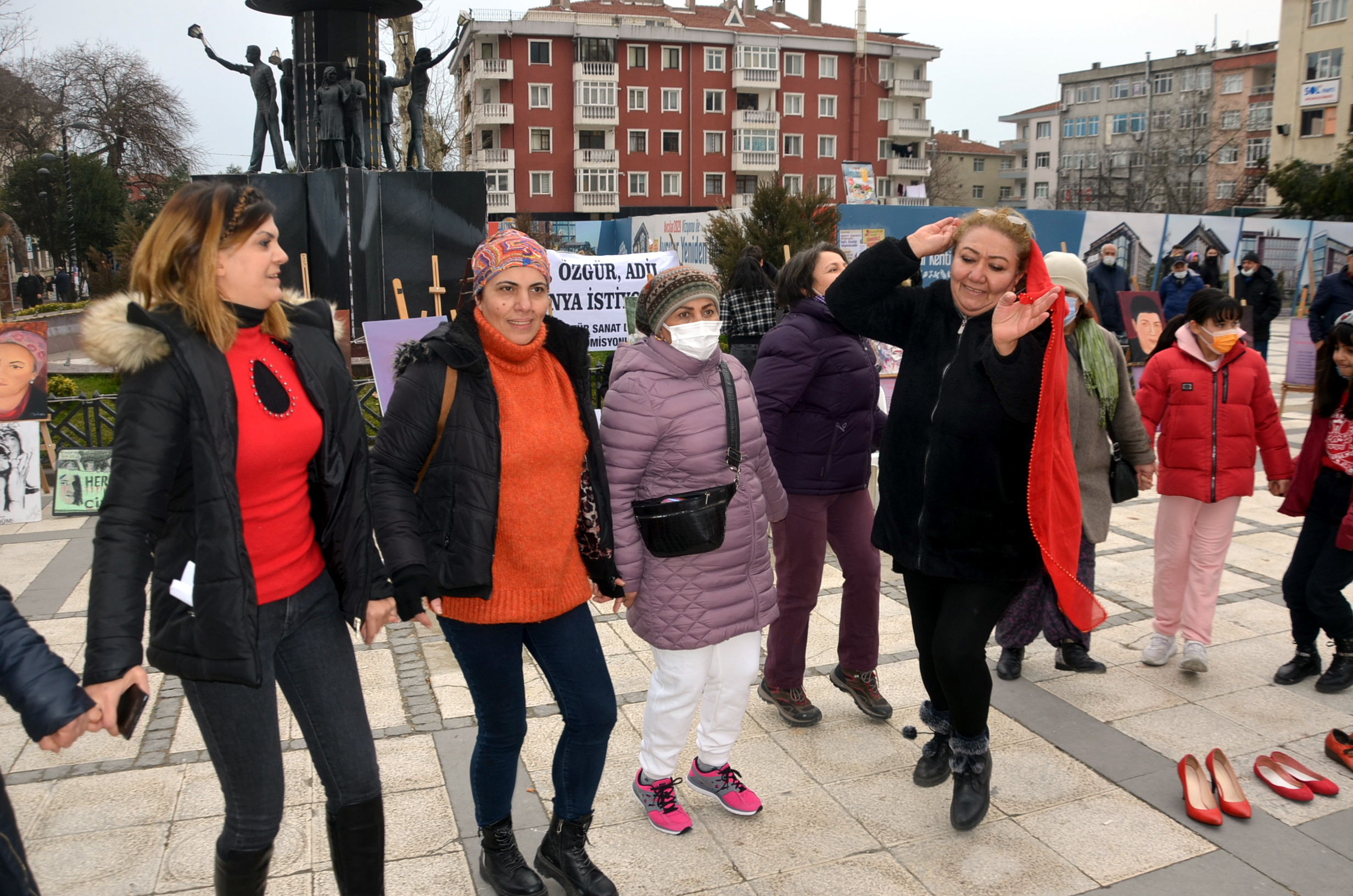 Öldürülen kadınları, sembolik olarak bıraktıkları ayakkabılar ve resimler ile andılar