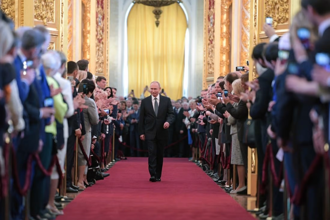 Putin'in yürüyüşü gündem oldu: Sağ kolu neden sabit?