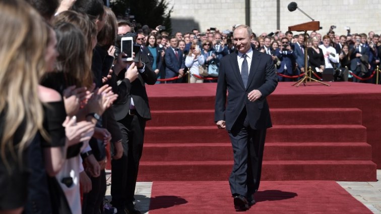 Putin'in yürüyüşü gündem oldu: Sağ kolu neden sabit?