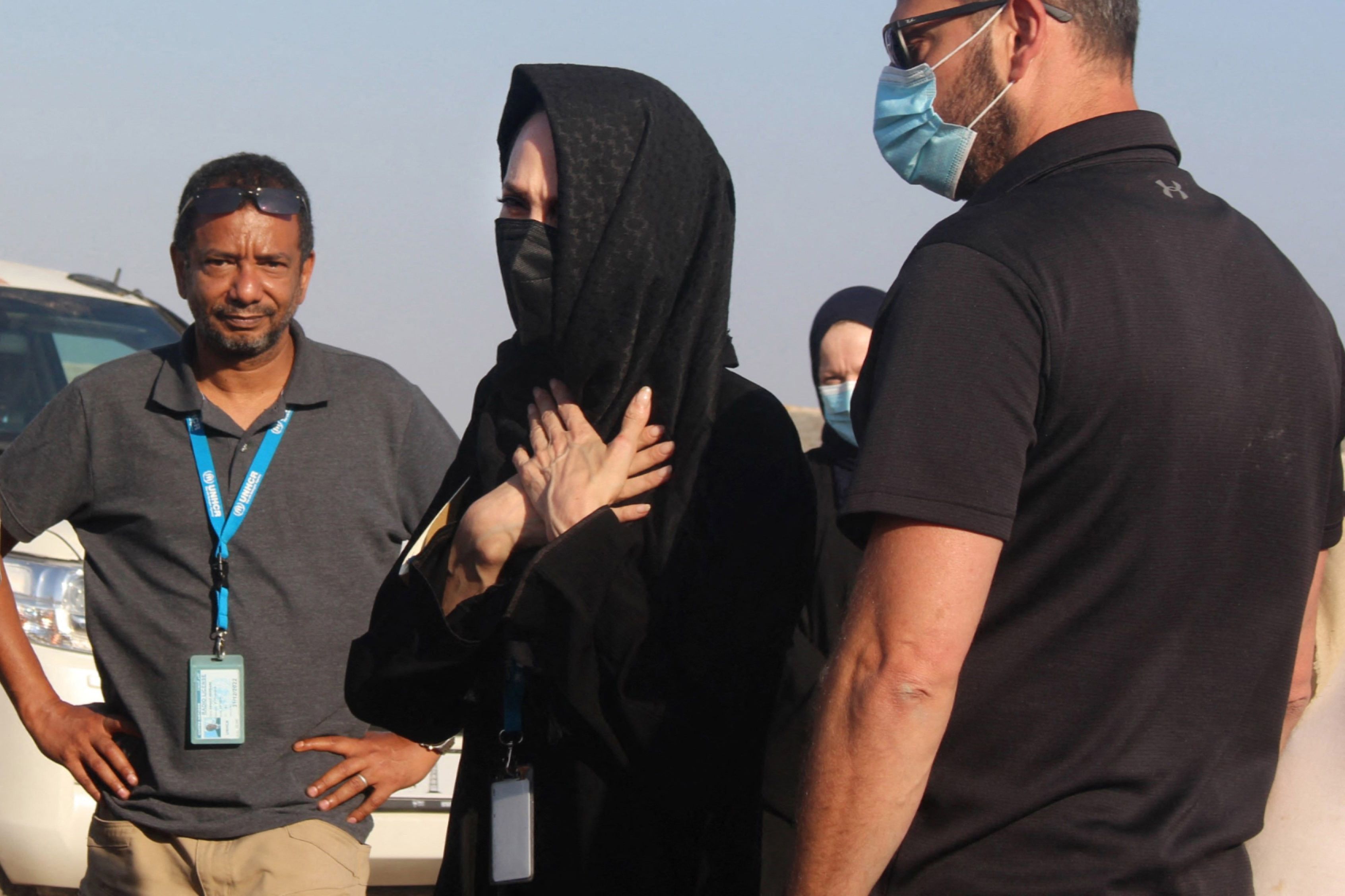 Angelina Jolie, insani krize dikkat çekmek için Yemen'de