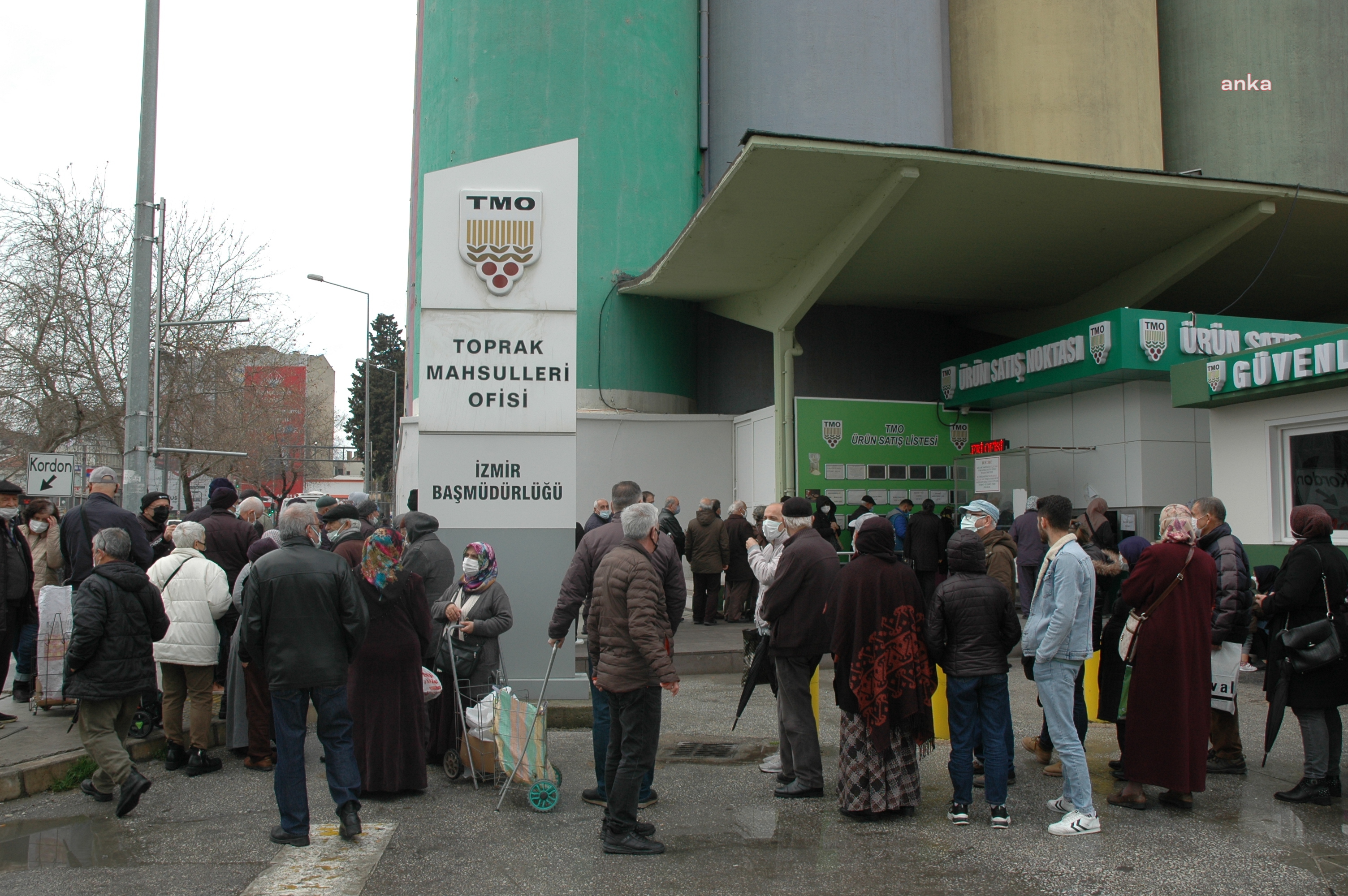 İzmir TMO'da metrelerce kuyruk: 'Hiçbir şey alamadan gidiyorum'