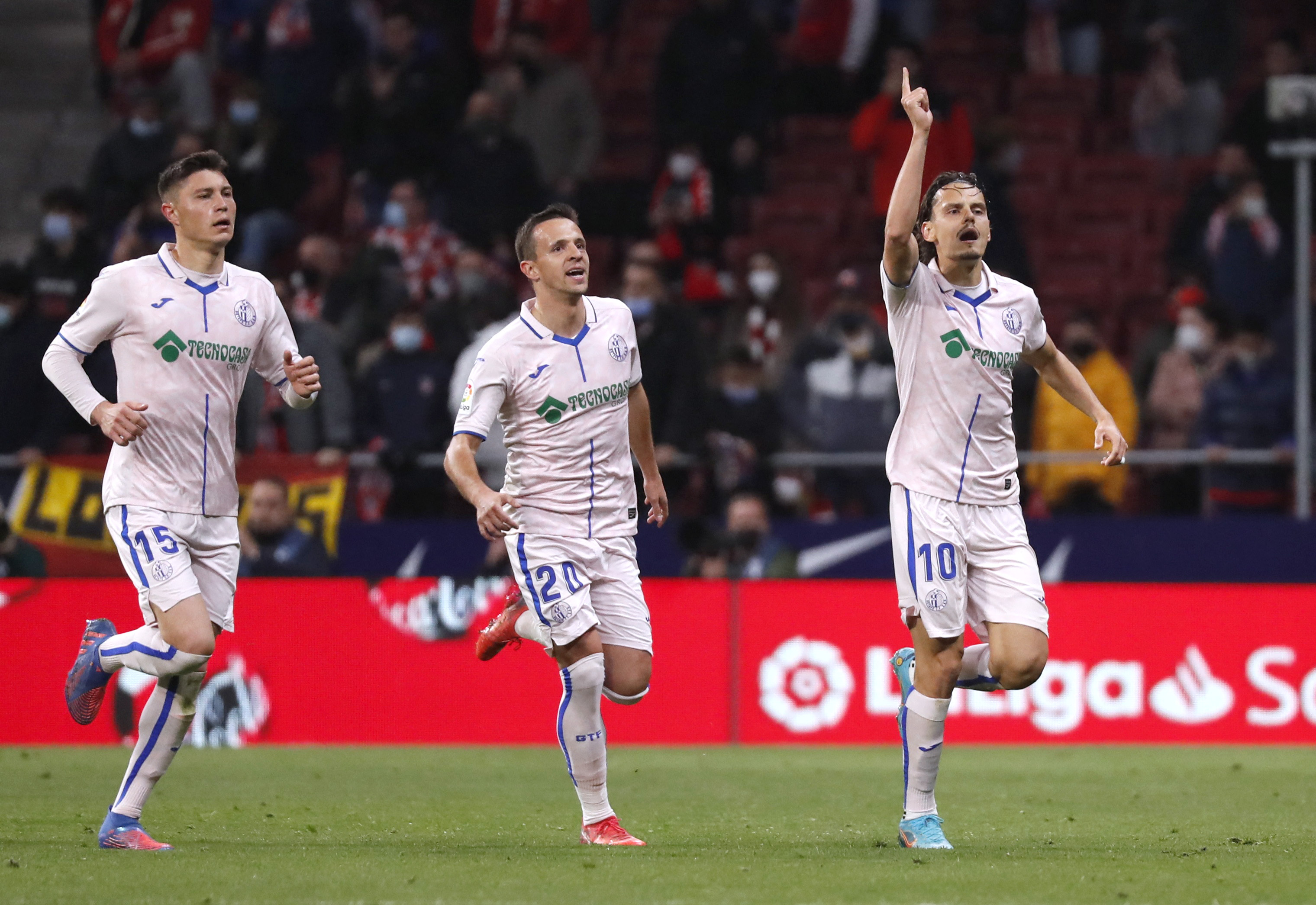 Getafe'den Enes Ünal'a 700. gole özel hatıra forması