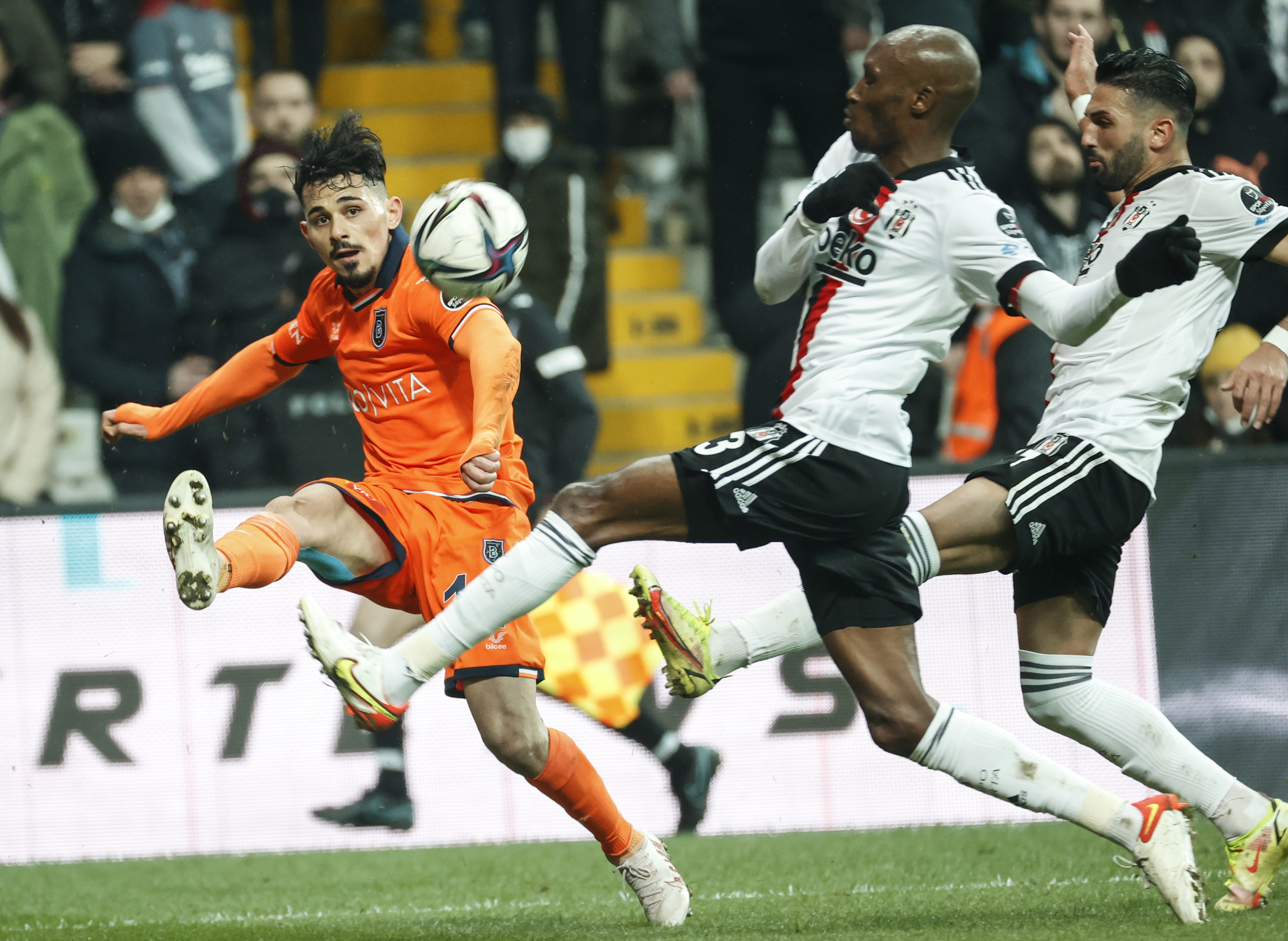 4 gollü maçta kazanan yok! Beşiktaş 2-2 Başakşehir