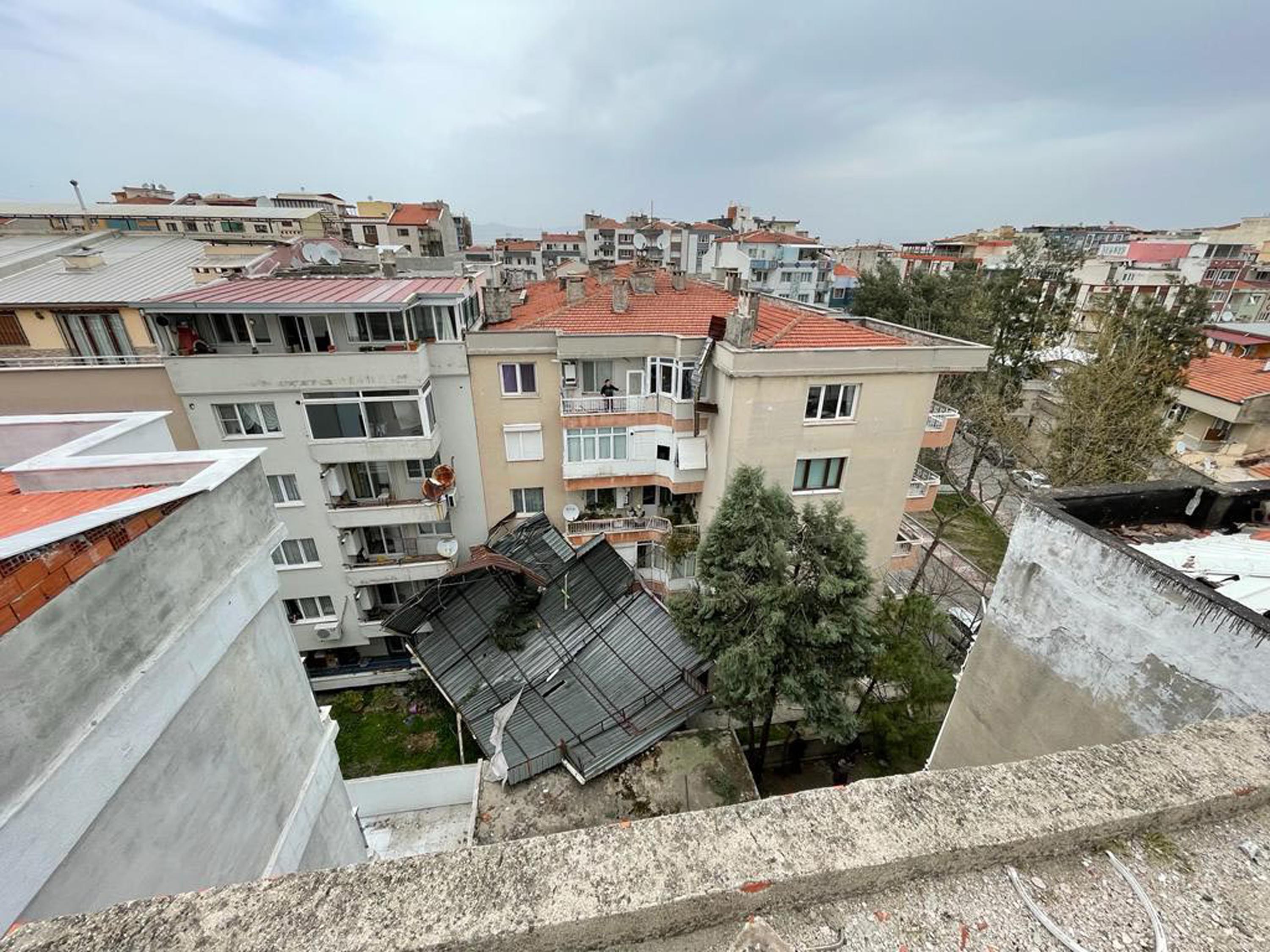 Manisa'da kum fırtınası: Çok sayıda binanın çatısı uçtu (01 Nisan 2022)