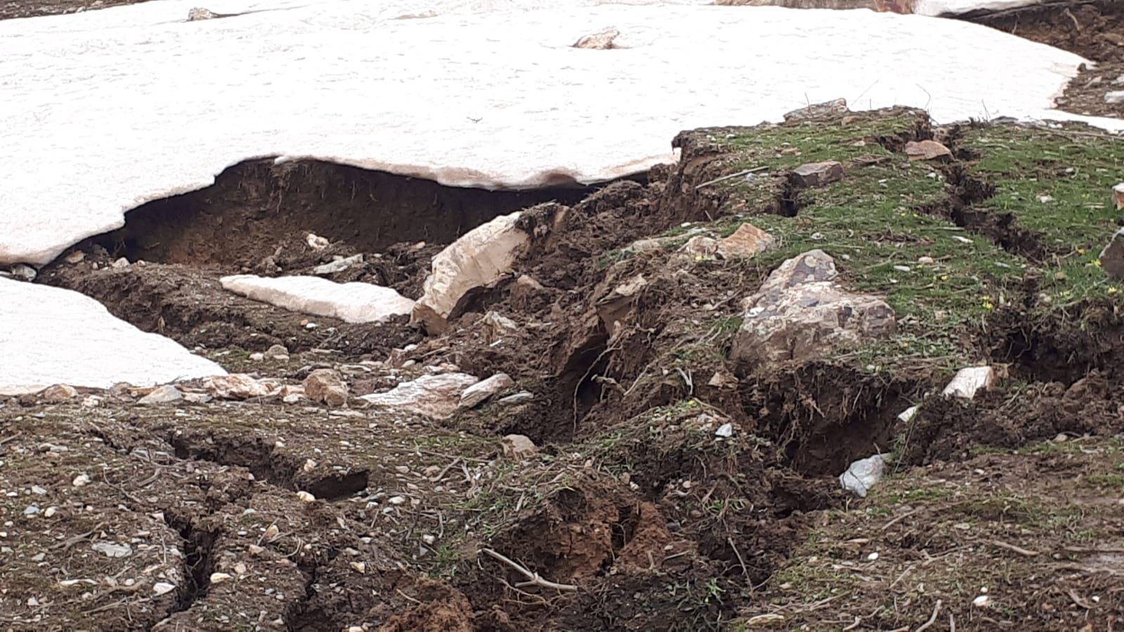 Çığ altında kalan evde şimdi de 'heyelan' riski