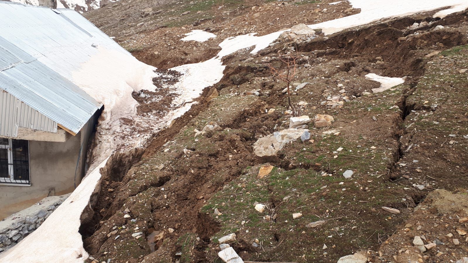 Çığ altında kalan evde şimdi de 'heyelan' riski