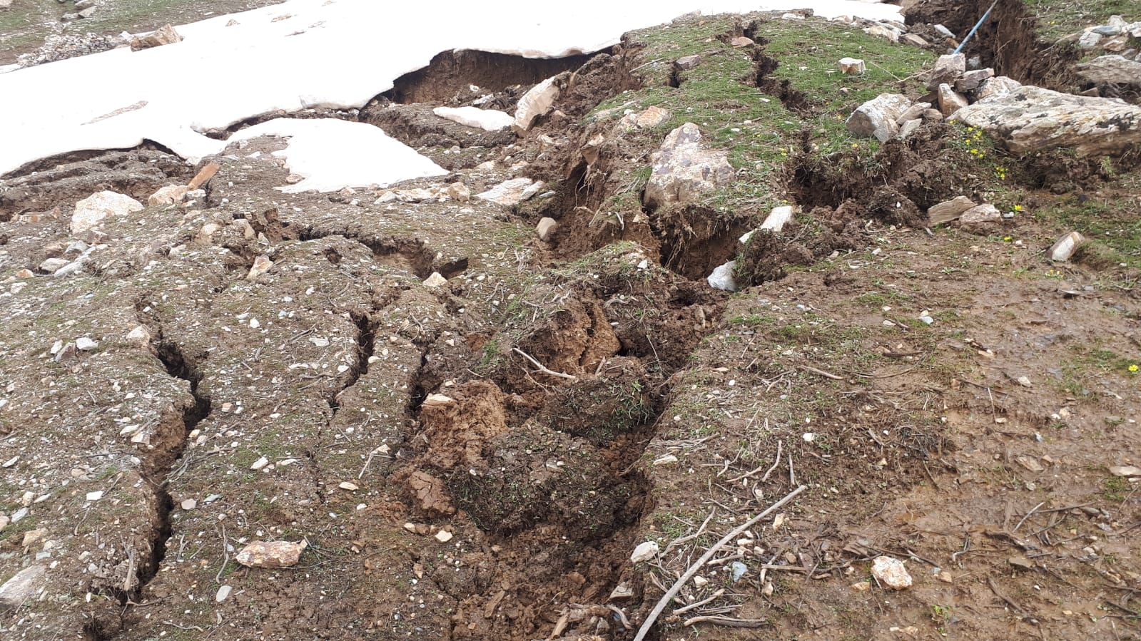 Çığ altında kalan evde şimdi de 'heyelan' riski