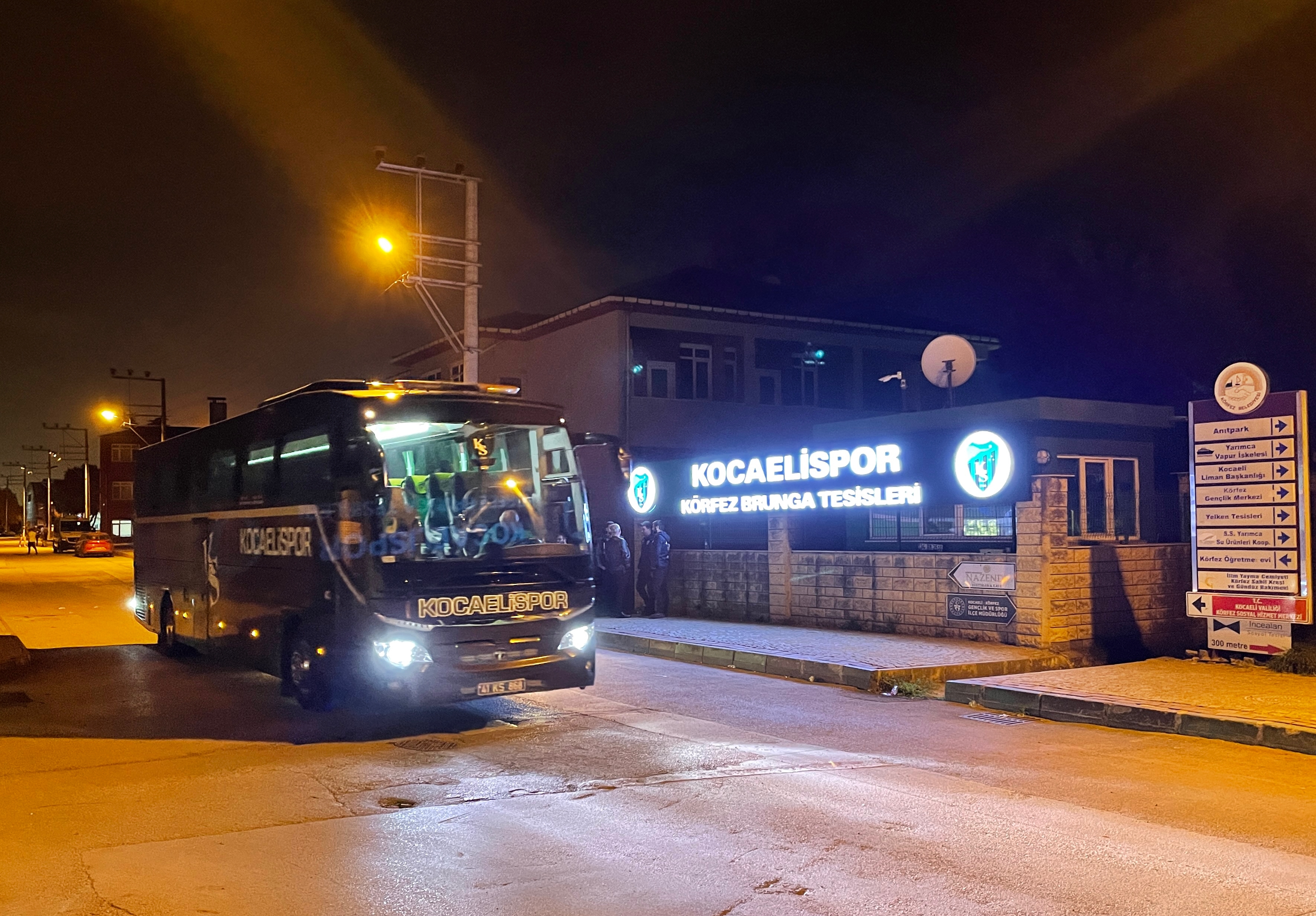 Kocaelispor taraftarları tesisi bastı, takım ve yönetim aleyhine sloganlar attı