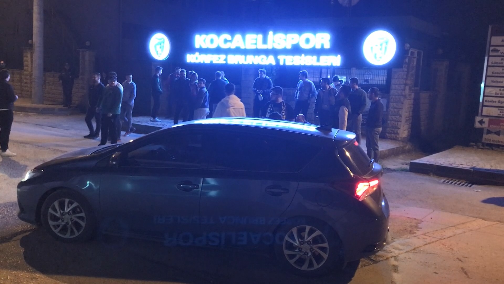 Kocaelispor taraftarları tesisi bastı, takım ve yönetim aleyhine sloganlar attı