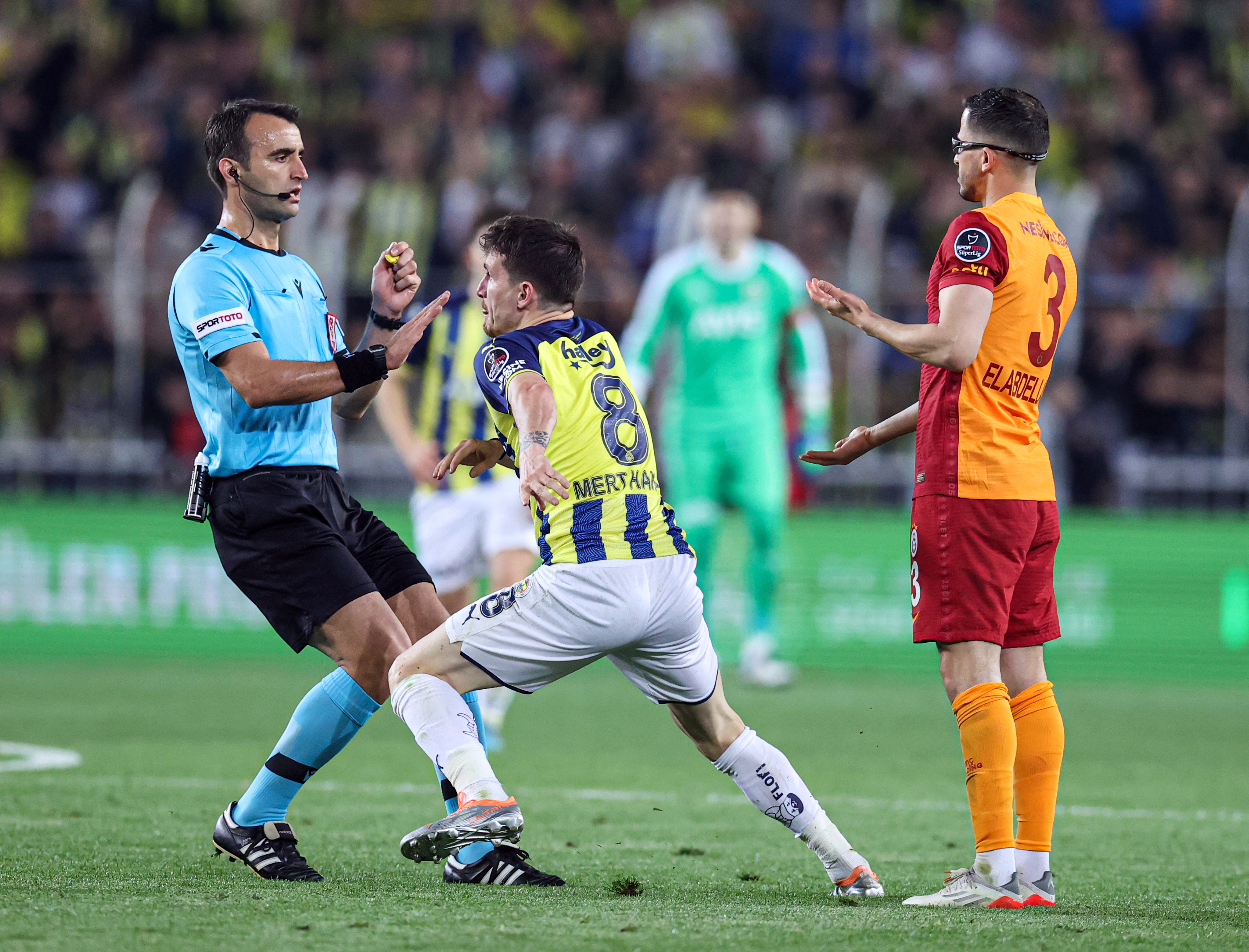 Serdar Ali Çelikler'den Mert Hakan Yandaş'a: Emre Belözoğlu olmaya çalışıyor