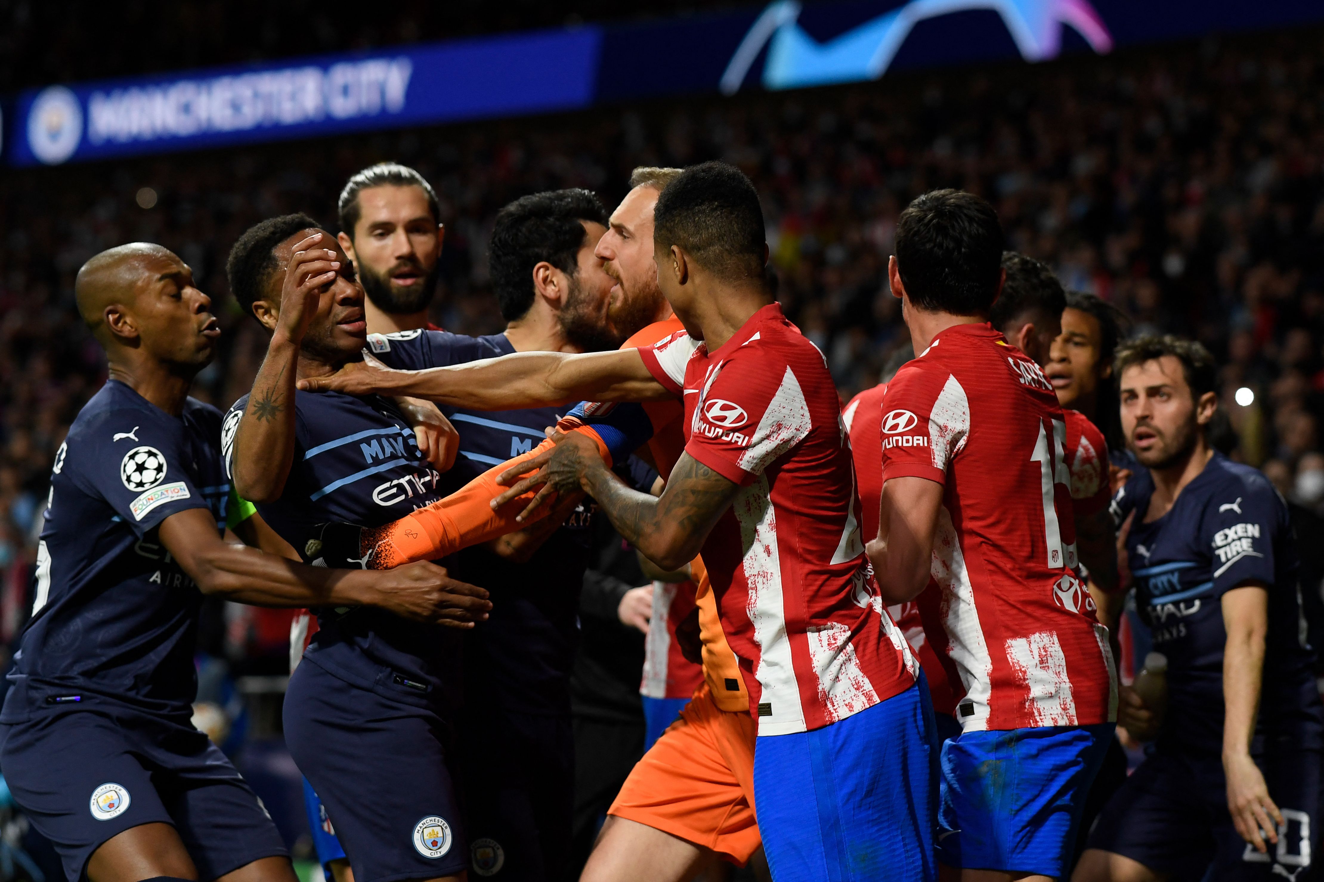 Atletico Madrid-Manchester City maçında gergin anlar! Saha karıştı