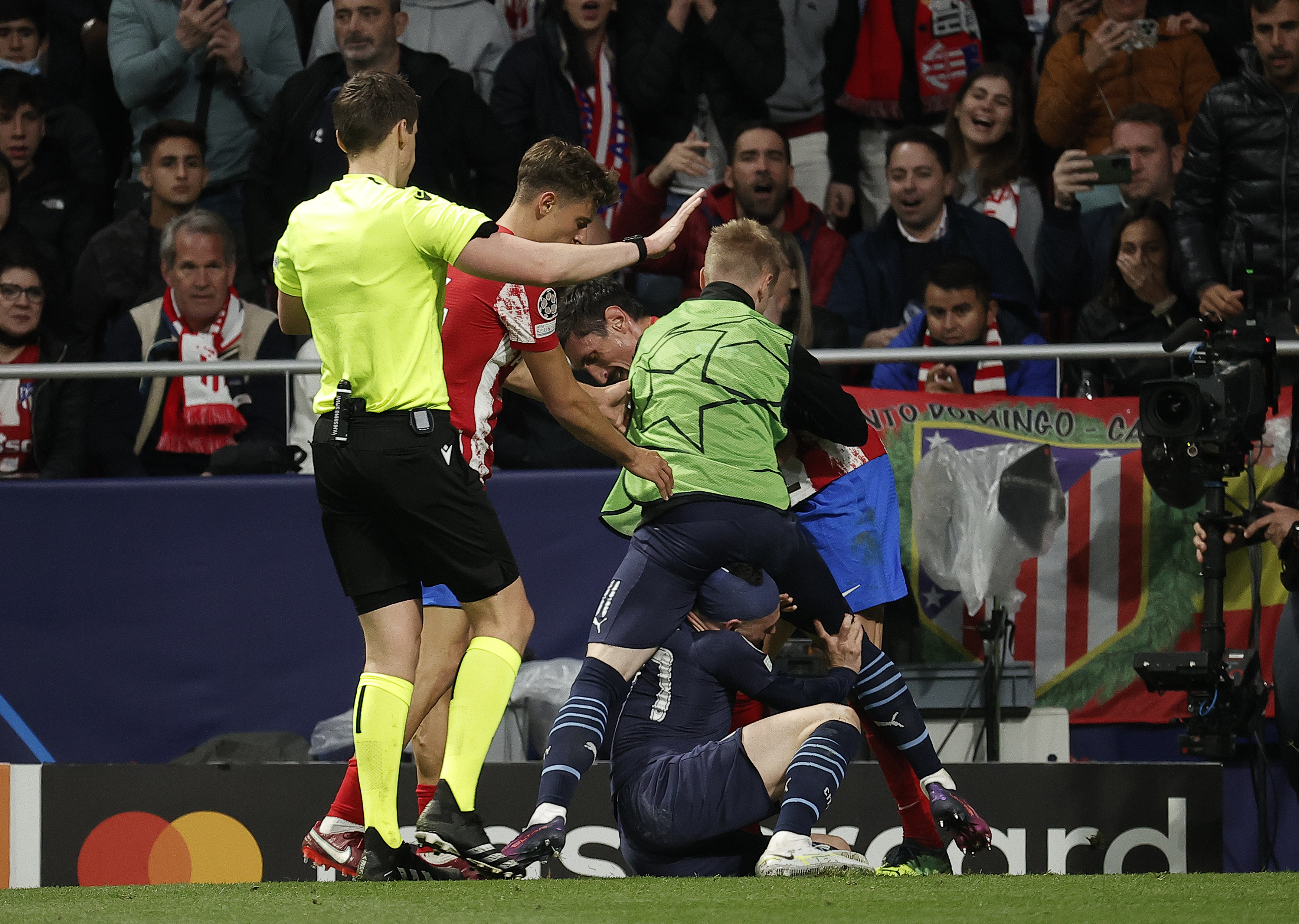 Atletico Madrid-Manchester City maçında gergin anlar! Saha karıştı