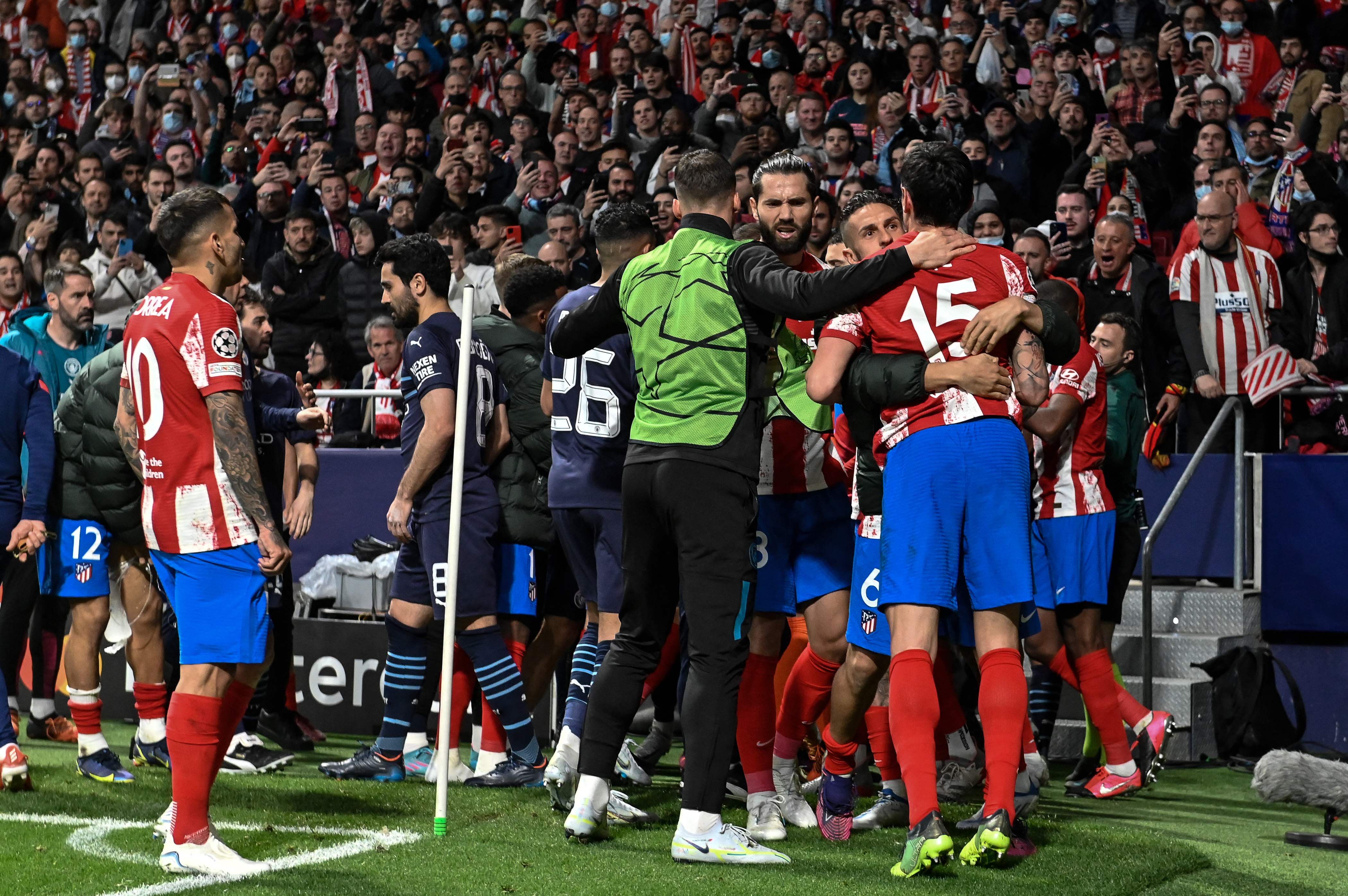 Atletico Madrid-Manchester City maçında gergin anlar! Saha karıştı