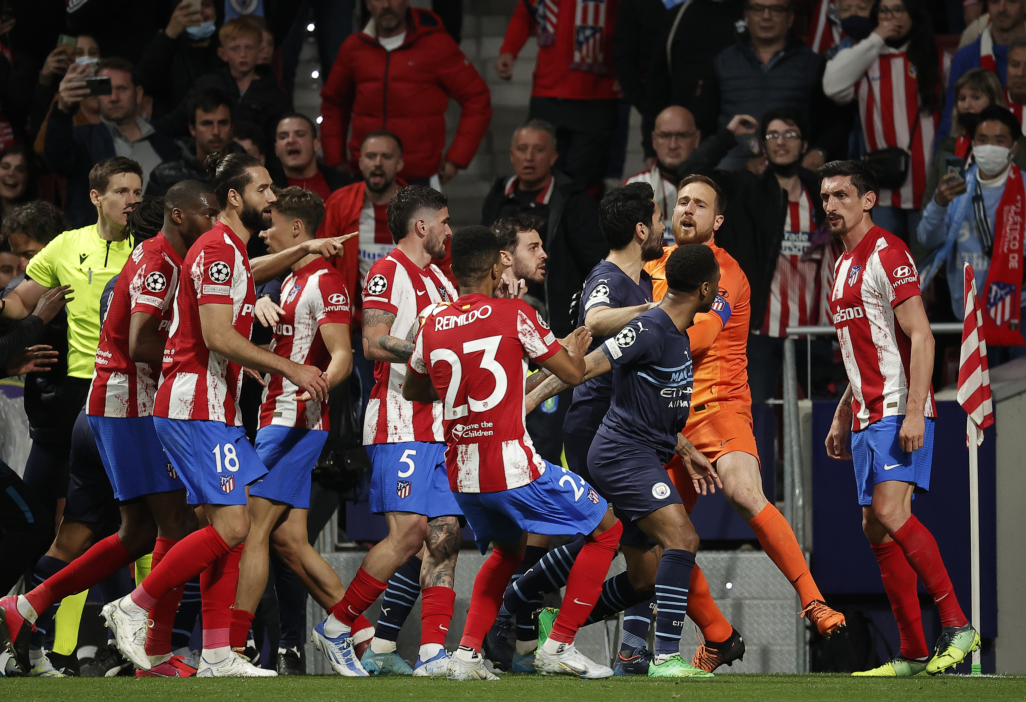 Atletico Madrid-Manchester City maçında gergin anlar! Saha karıştı