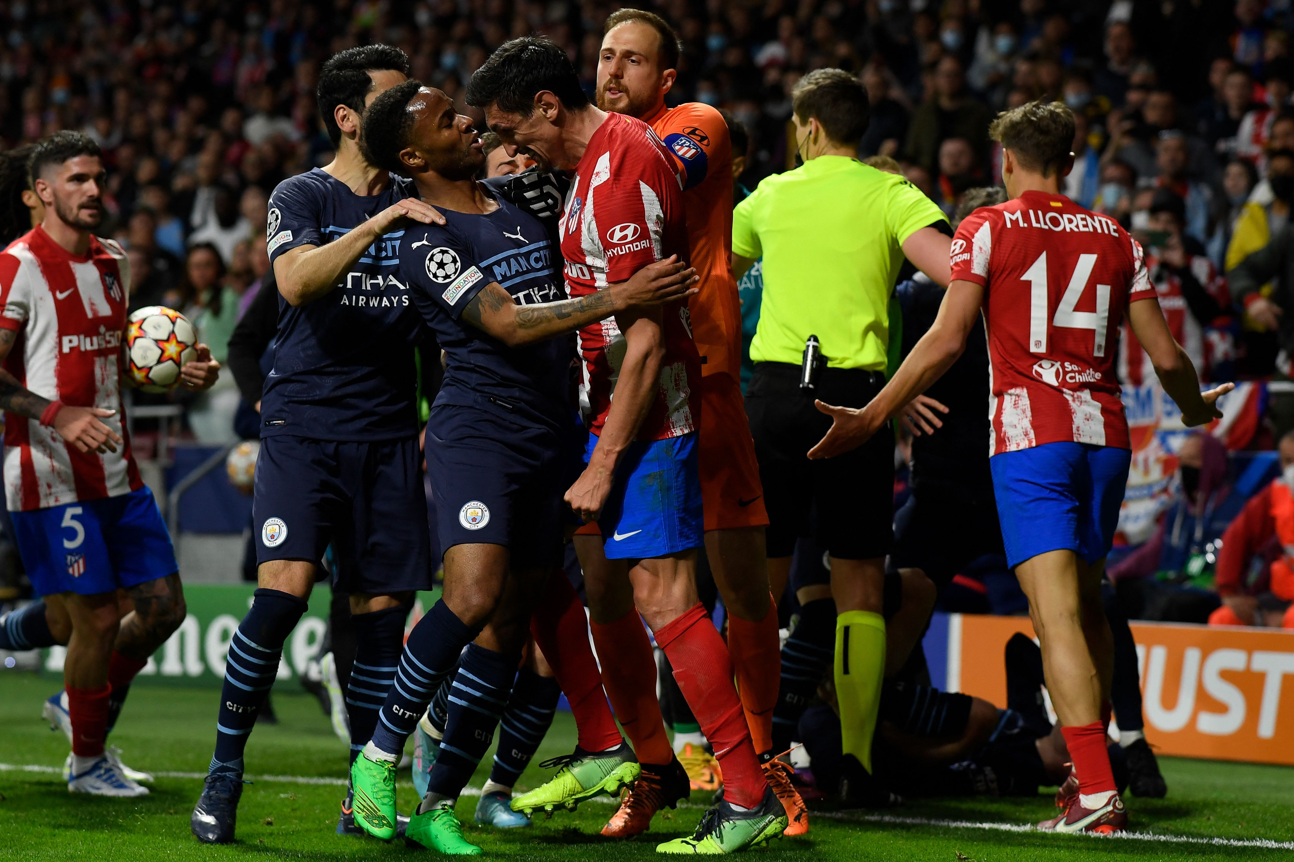 Atletico Madrid-Manchester City maçında gergin anlar! Saha karıştı