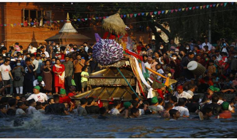 Nepal'de nisan festivali: Baharı ve yeni yılı umutla karşıladılar