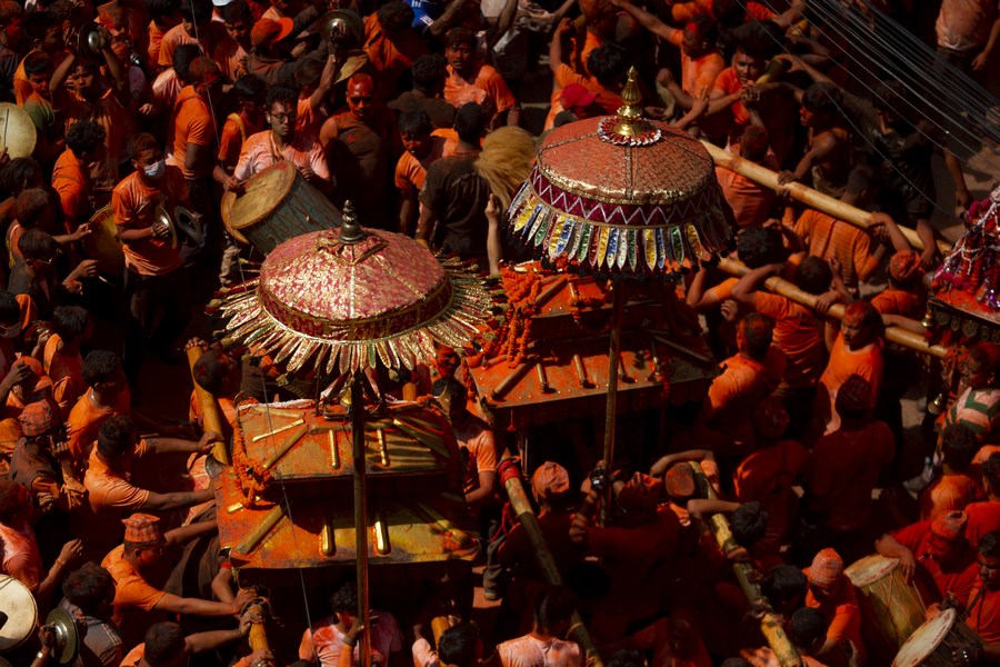 Nepal'de nisan festivali: Baharı ve yeni yılı umutla karşıladılar