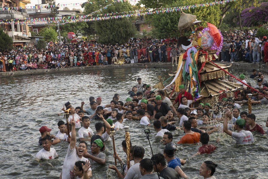 Nepal'de nisan festivali: Baharı ve yeni yılı umutla karşıladılar